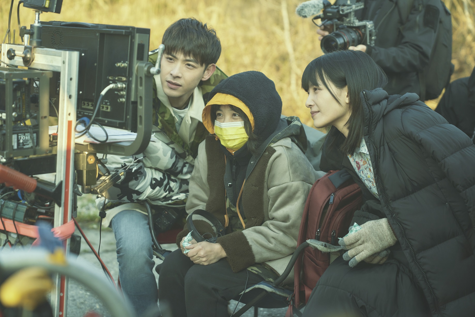 小說家出身的詹馥華（中）影視工作經驗豐富，編導電影請到連晨翔（左）、吳子霏（右）擔任男、女主角，也透過人脈組攝製團隊。（台北双喜電影提供）