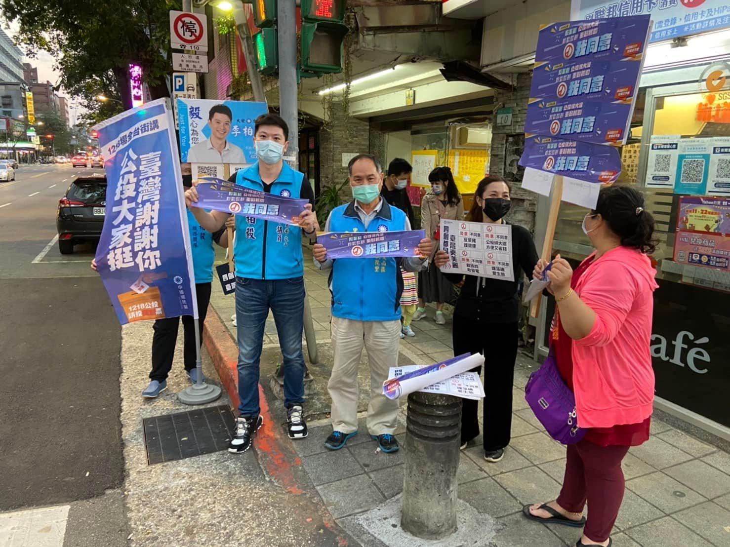 北市議員李柏毅(左一)一行人昨天在北市文山區宣講公投。(翻攝自李柏毅 毅心為您臉書)