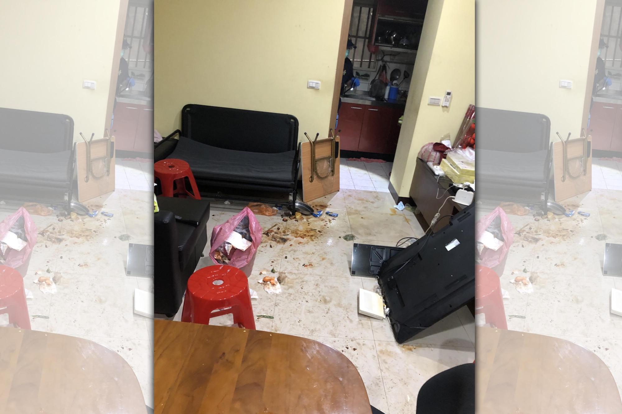 張男在家中持刀刺死母親,現場物品散落一地。(翻攝畫面)