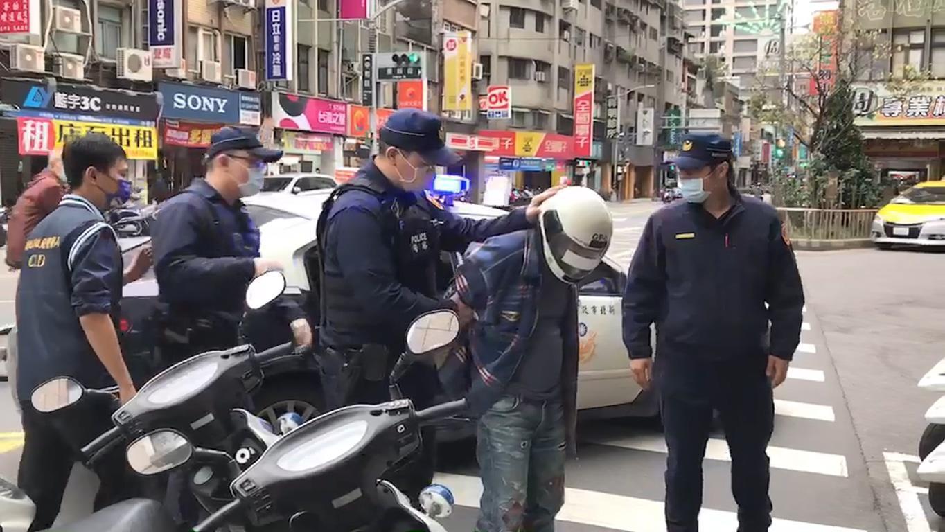 警方逮捕刺死母親的張嫌訊問。(翻攝畫面)