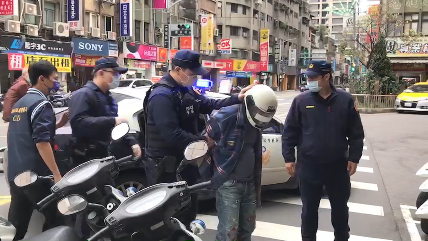 警方逮捕刺死母親的張嫌訊問。（翻攝畫面）