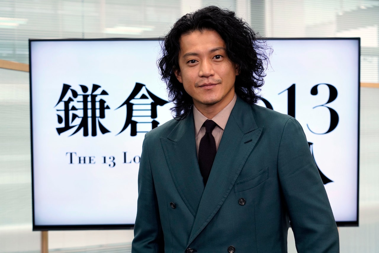 小栗旬自招受到角色影響，在現場都會偷偷觀察新垣結衣。（翻攝自natalie）