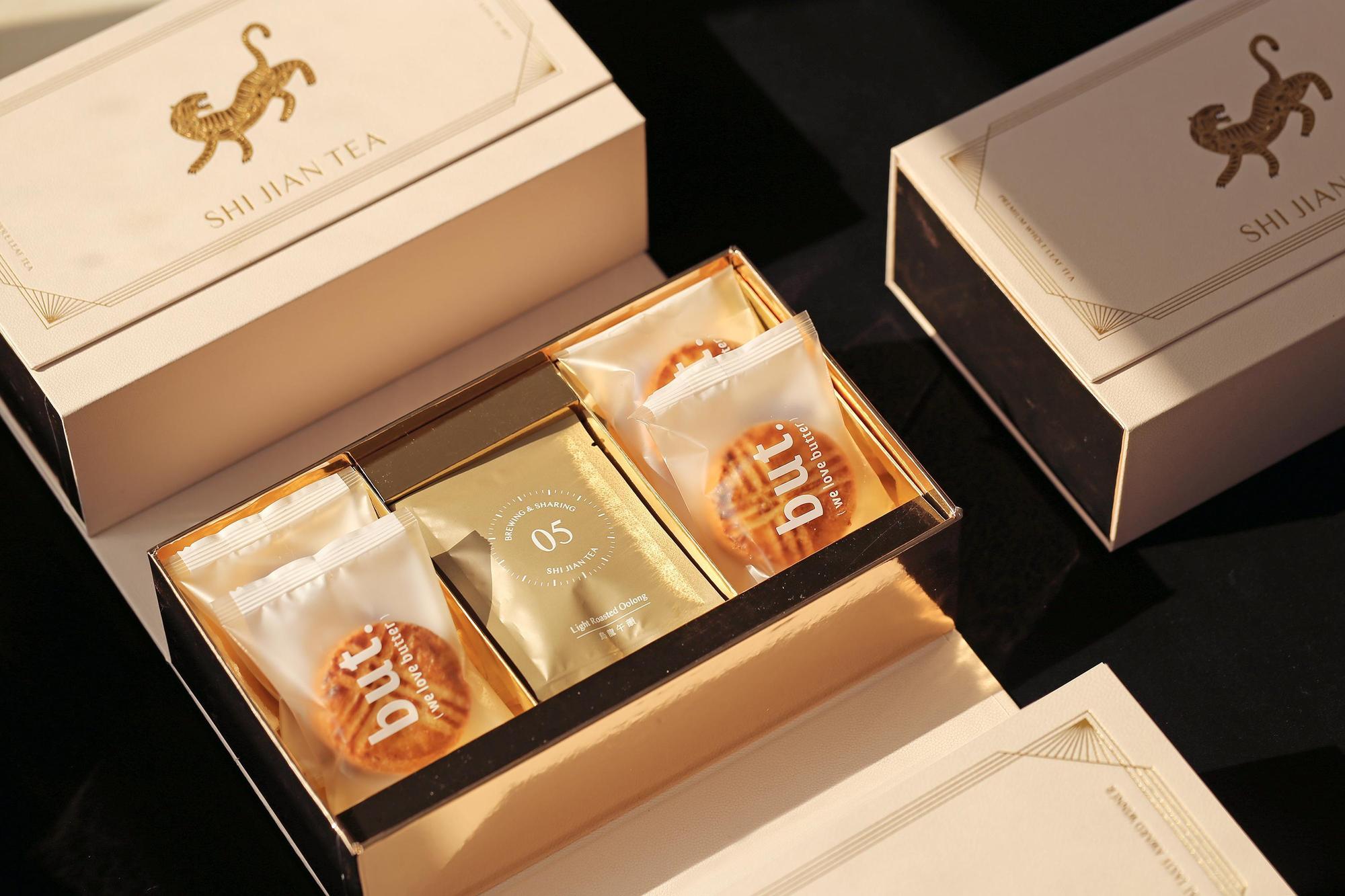 虎年禮盒內含初春蘭香、烏龍午韻、暮色小葉紅等3款掛耳原葉茶各2入，以及濃厚奶油餅乾與生乳酪蜂蜜海鹽兩款奶油圓餅各2入。（十間茶屋提供）