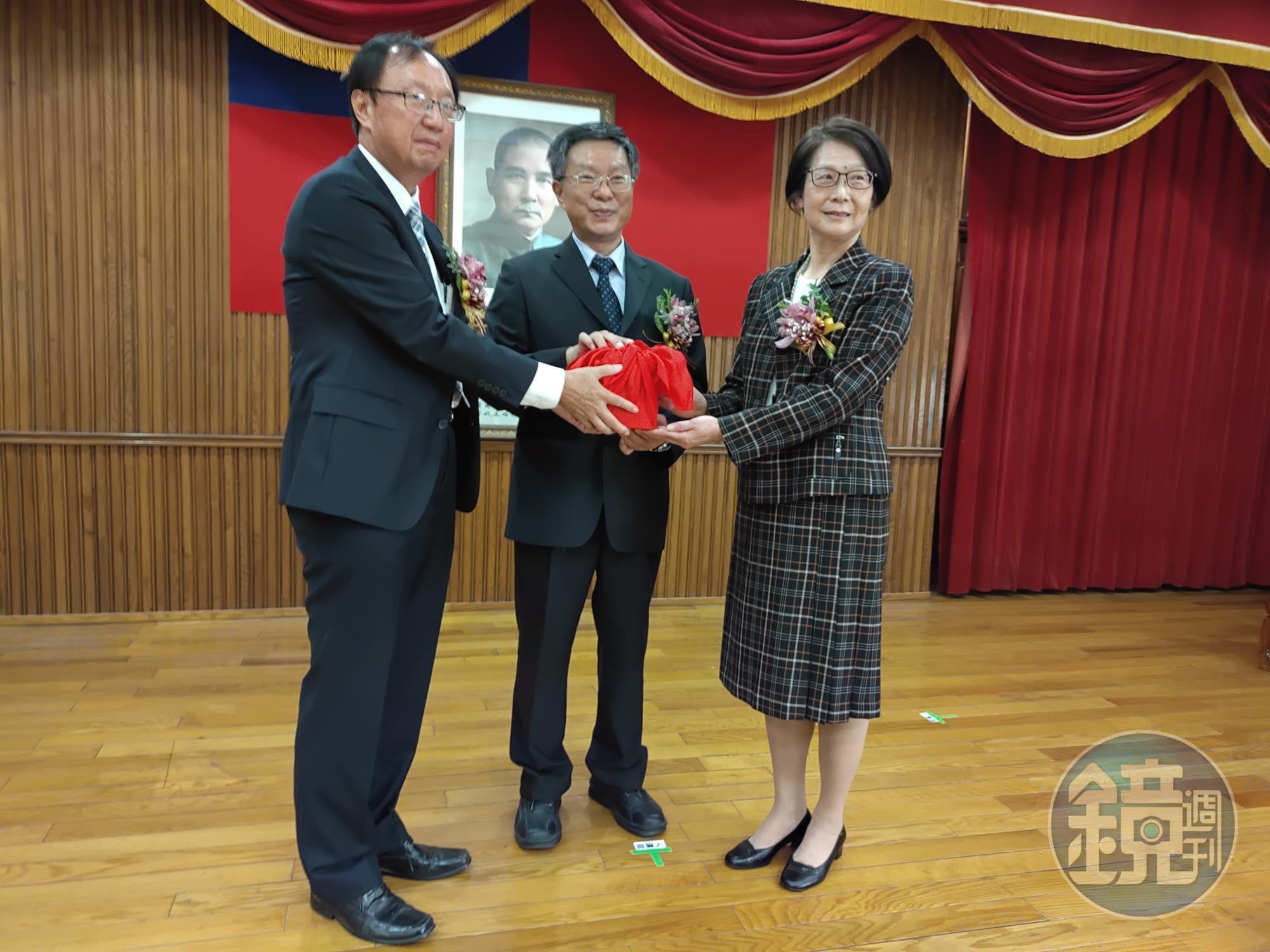 高等法院院長李彥文(中)主持台南高分院院長交接典禮,新任院長黃瑞華(右)從即將退休的葉居正(左)接下印信。