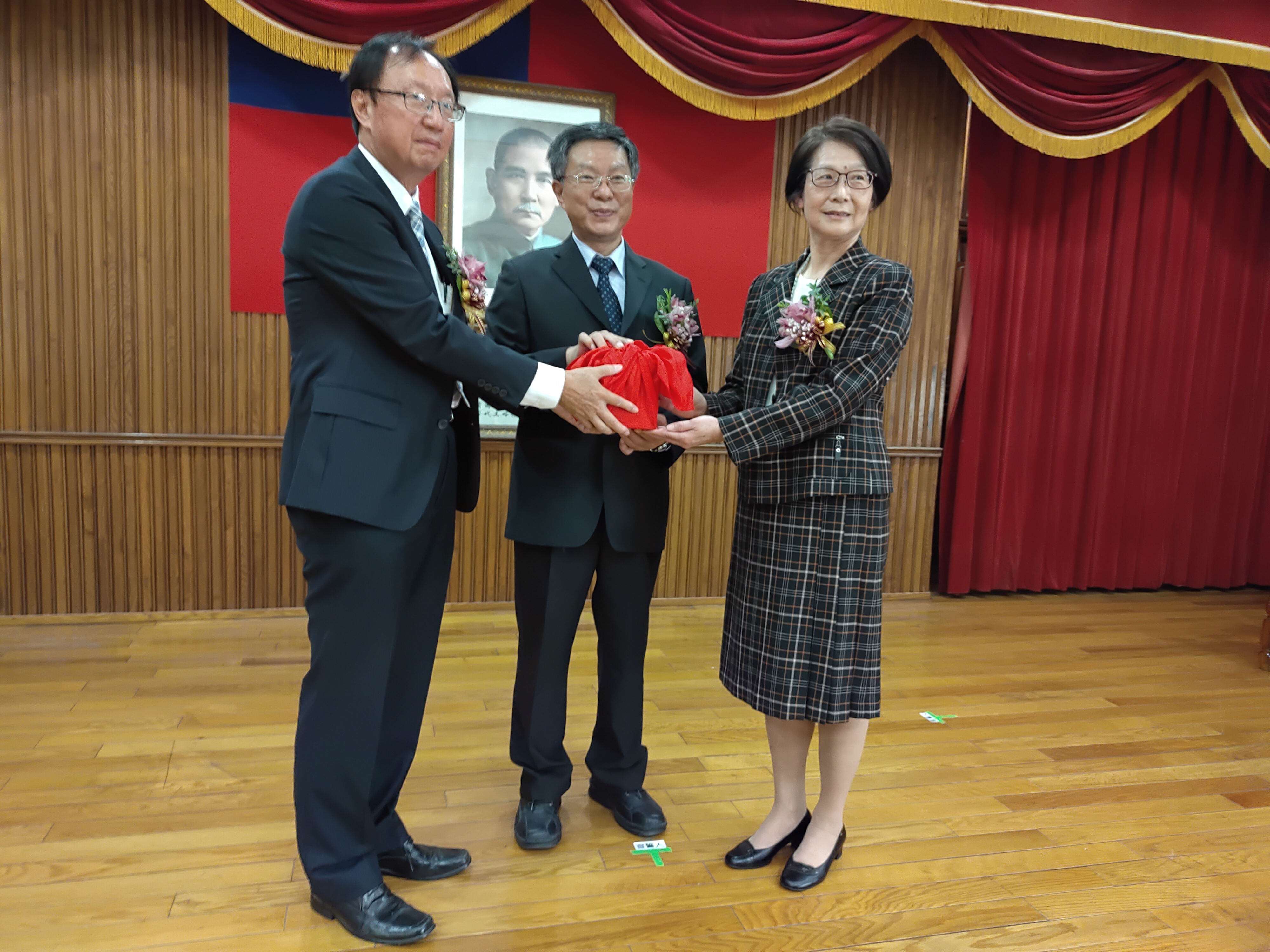 高等法院院長李彥文（中）主持台南高分院院長交接典禮，新任院長黃瑞華（右）從即將退休的葉居正（左）接下印信。