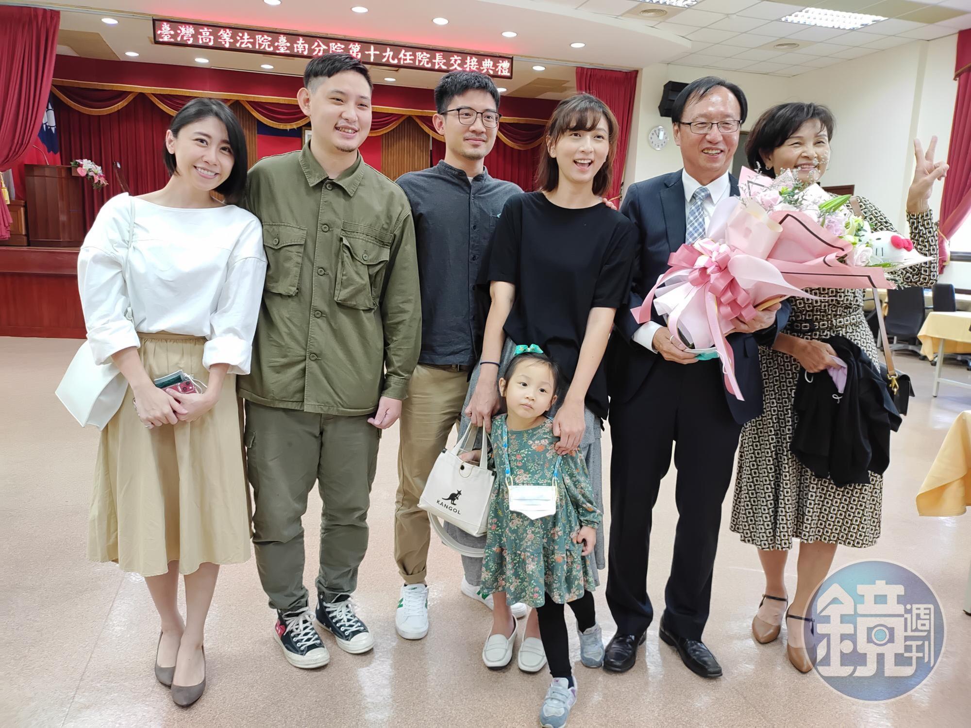 葉居正(右2)今起卸下院長職務,他的家人前往觀禮。