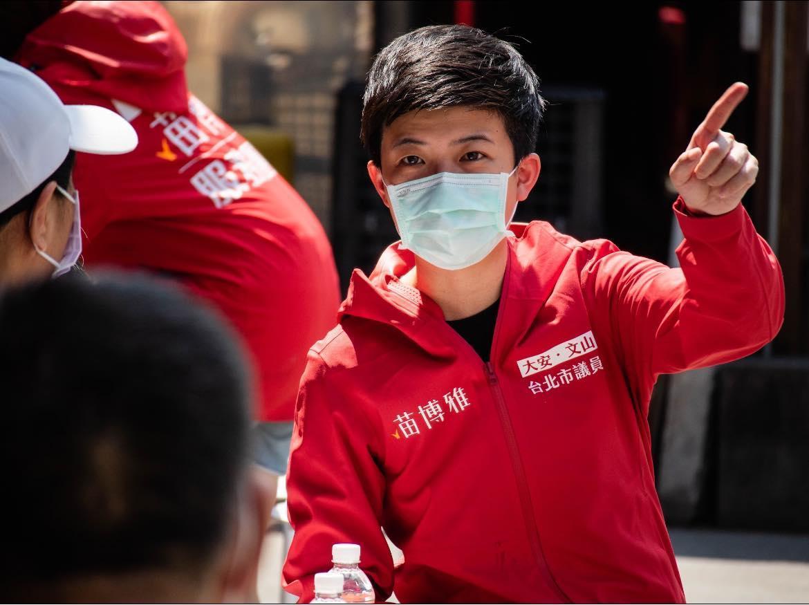 苗博雅指出,針對公投,「不由分說瞎挺,不是獨立思考;盲反也不是獨立思考」。(翻攝自苗博雅臉書)