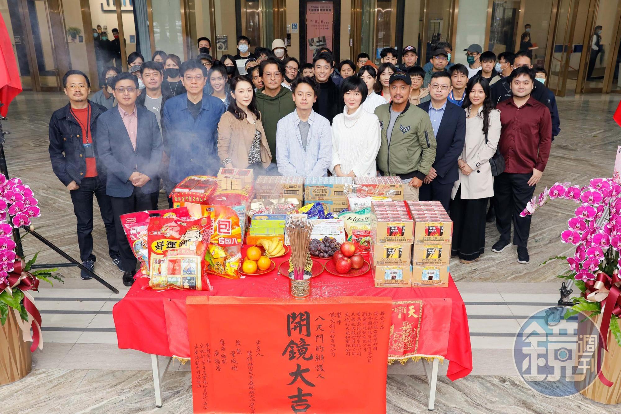 《八尺門的辯護人》今日於鏡文學辦公大樓前開鏡,總出品人裴偉、監製董成瑜、導演唐福睿、文策院副院長盧俊偉、投資方代表及演員:李銘順、范逸臣、潘儀君、初孟軒、雷嘉汭、陸夏出席開鏡儀式。(鏡文學提供)