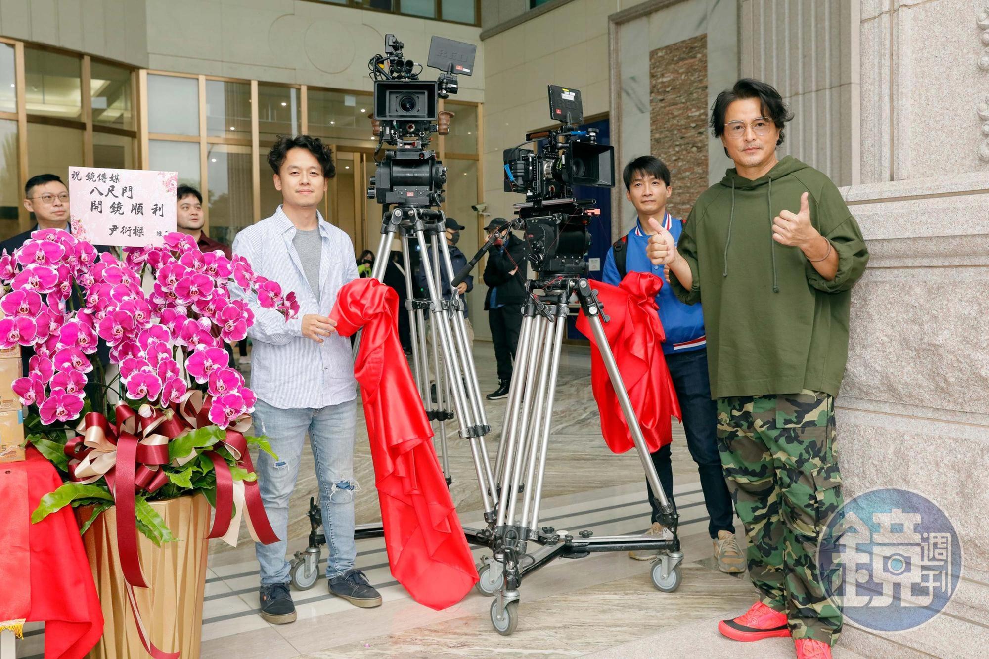 導演唐福睿(左起)、攝影指導詹嘉文、李銘順掀開攝影機紅布。(鏡文學提供)