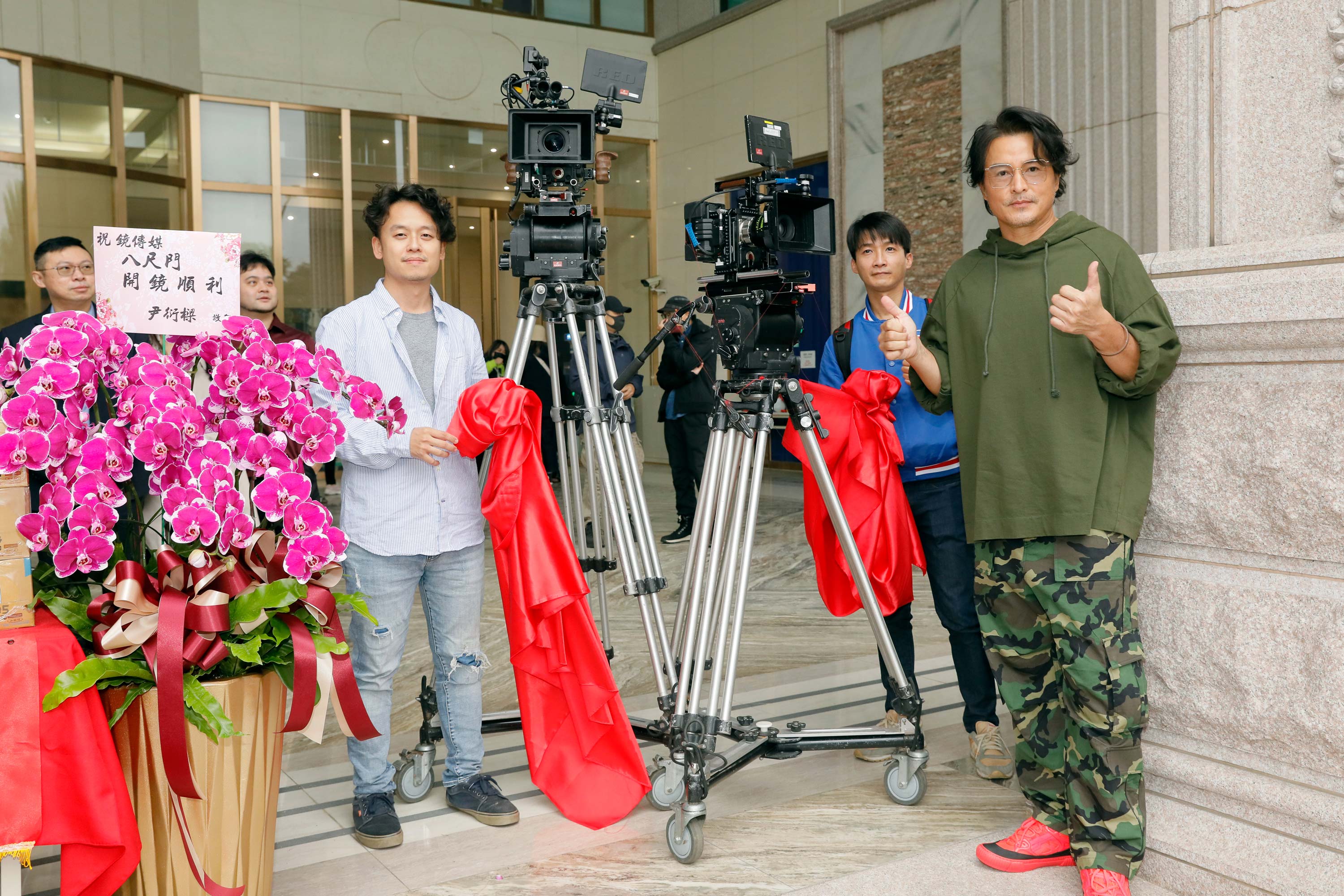 導演唐福睿（左起）、攝影指導詹嘉文、李銘順掀開攝影機紅布。（鏡文學提供）