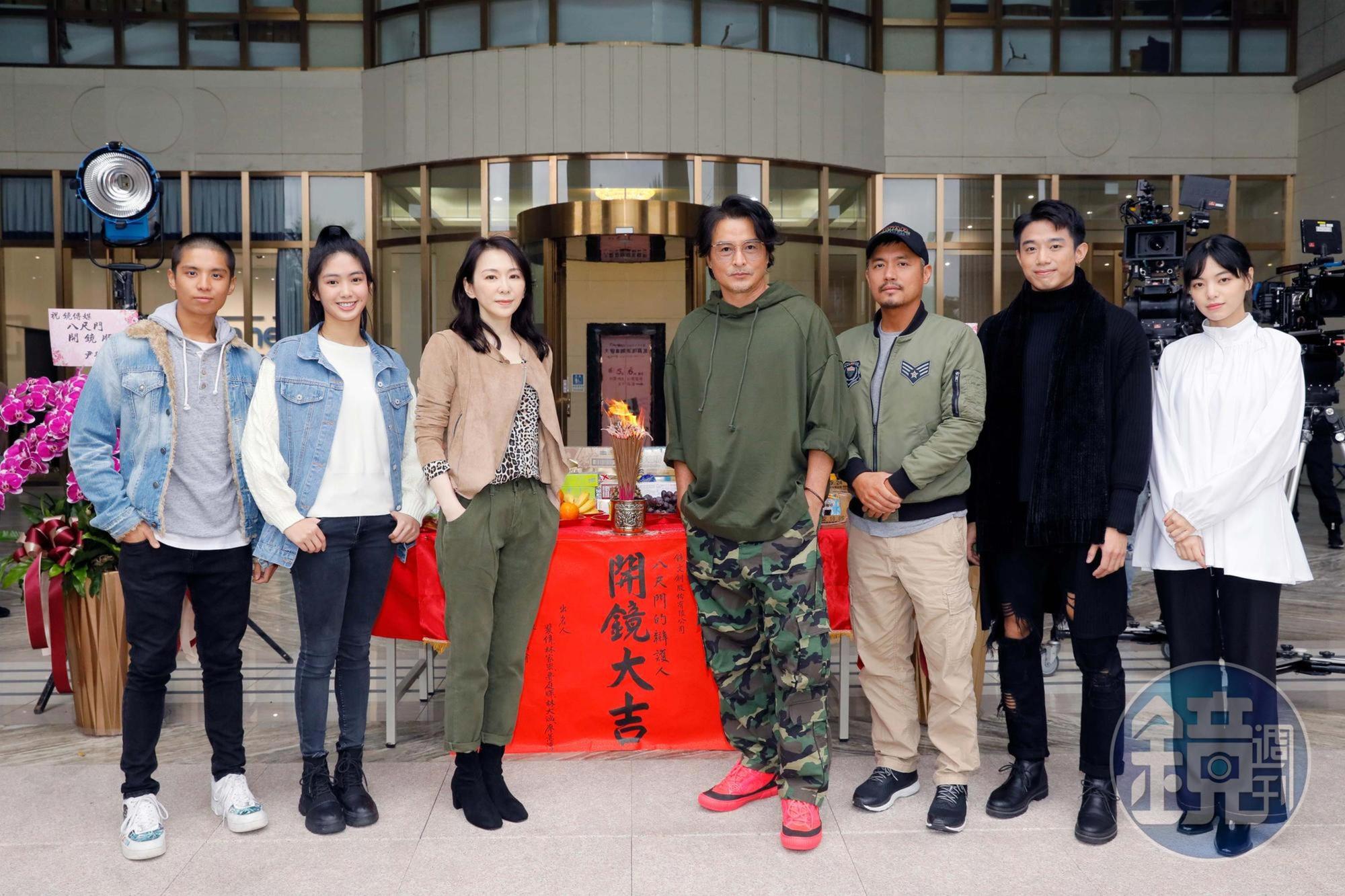 主要演員開鏡儀式合照 Trevyn(左起)、 雷嘉汭、潘儀君、李銘順、范逸臣、初孟軒、陸夏。(鏡文學提供)