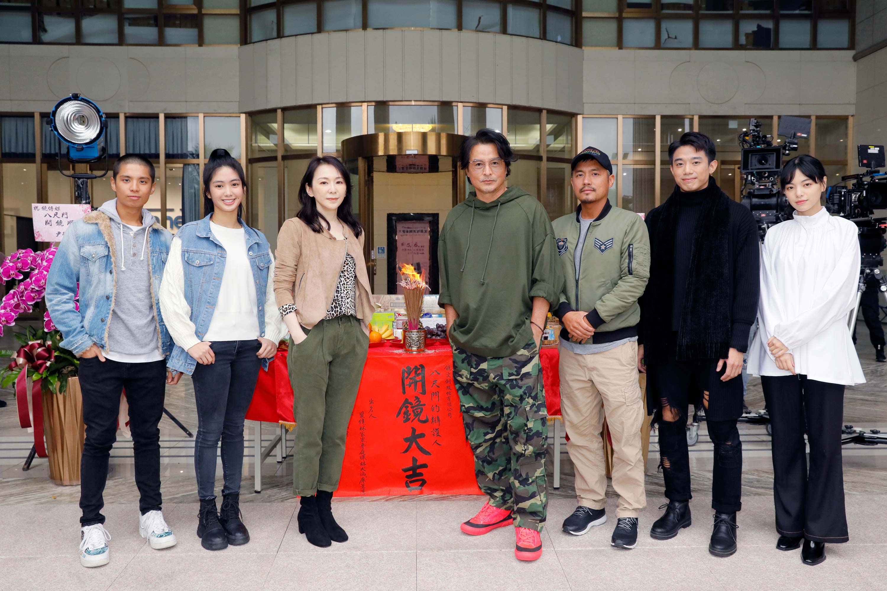 主要演員開鏡儀式合照 Trevyn（左起）、 雷嘉汭、潘儀君、李銘順、范逸臣、初孟軒、陸夏。（鏡文學提供）