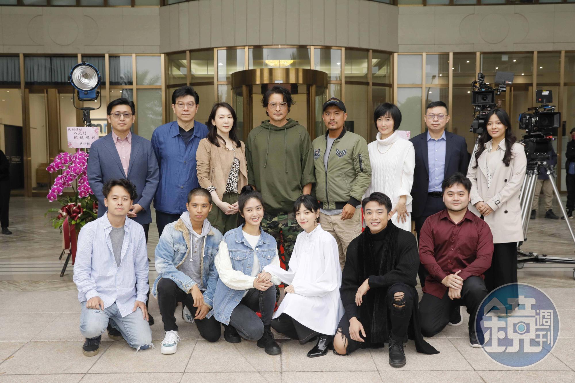 文策院副院長盧俊偉、總出品人 裴偉、潘儀君、李銘順、 范逸臣、監製董成瑜、和發國際投資代表鄭斯聰、高圓媛;下排:導演唐福睿、演員Trevyn、 雷嘉汭、陸夏、初孟軒、出品人林大涵。 (鏡文學提供)