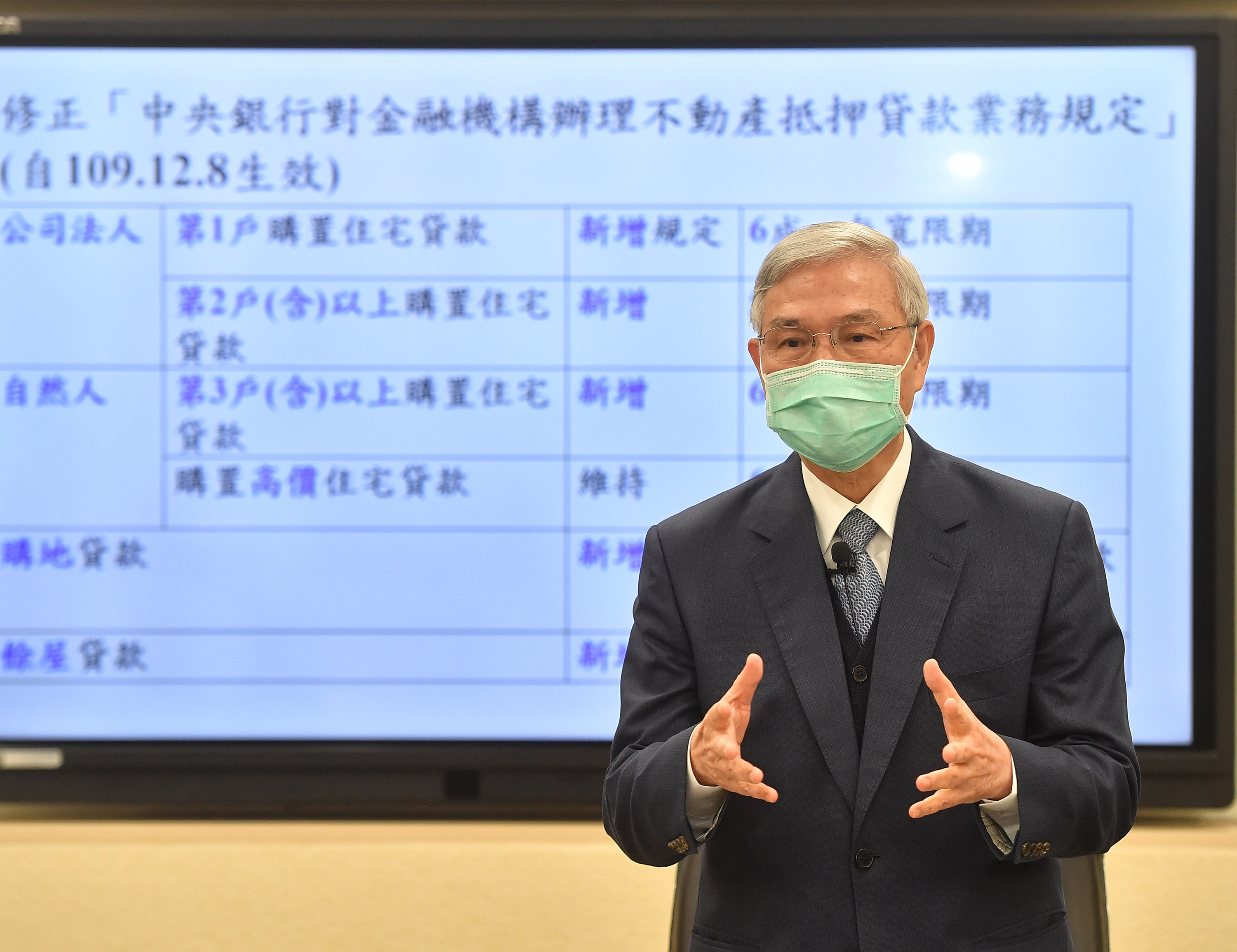 明年若升息1碼，月還款負擔看似不大，但在通膨壓力下，雙薪家庭支出仍是不小的負荷。圖為央行總裁楊金龍（中央社）