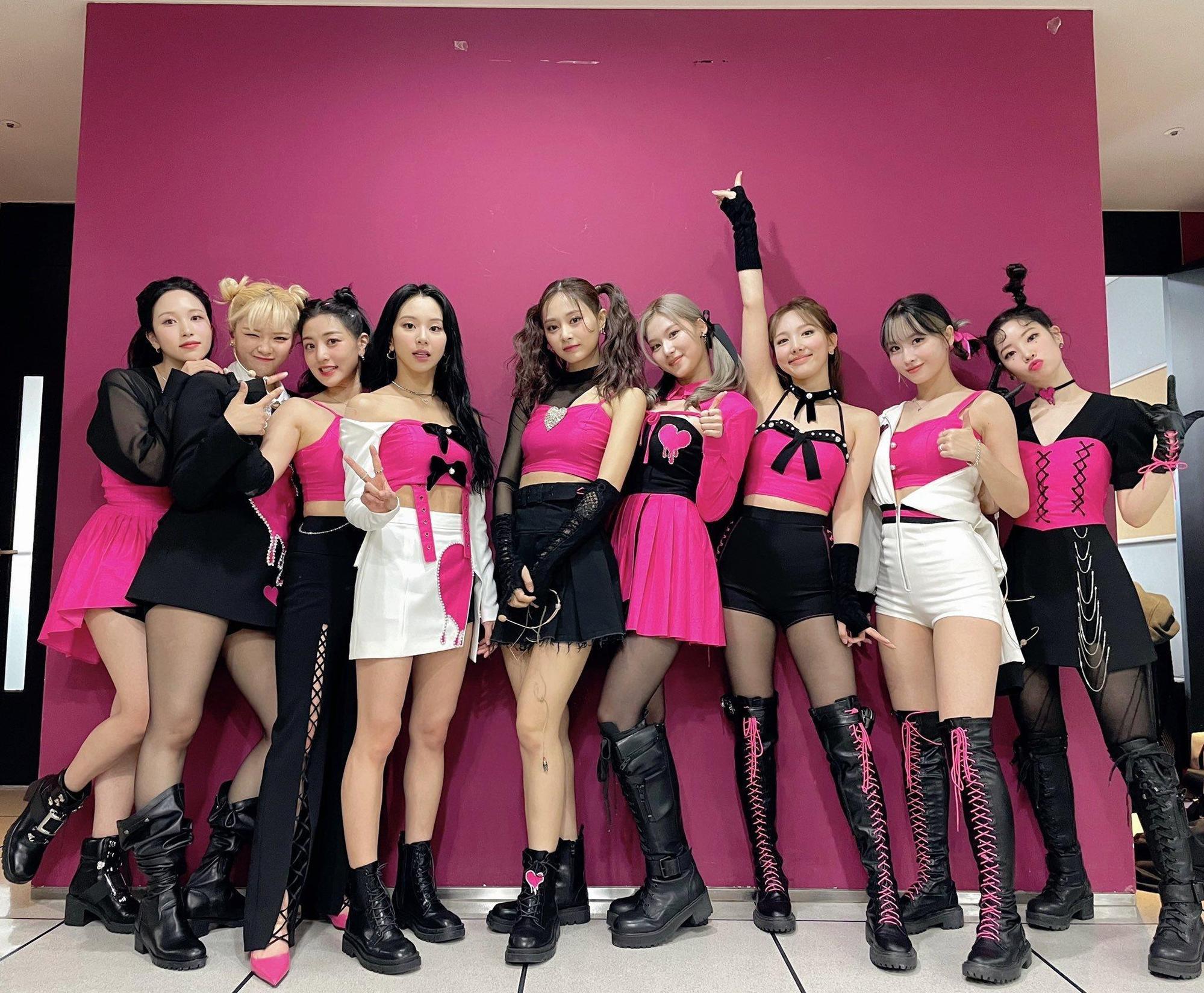 TWICE原定24至26連續3日舉辦實體演唱會，但受到防疫規範影響將取消第一天24日的演出。（翻攝自TWICE Twitter）