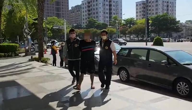 林男(圖中)下車後,二話不說持菜刀追砍打女人的施男。(翻攝畫面)