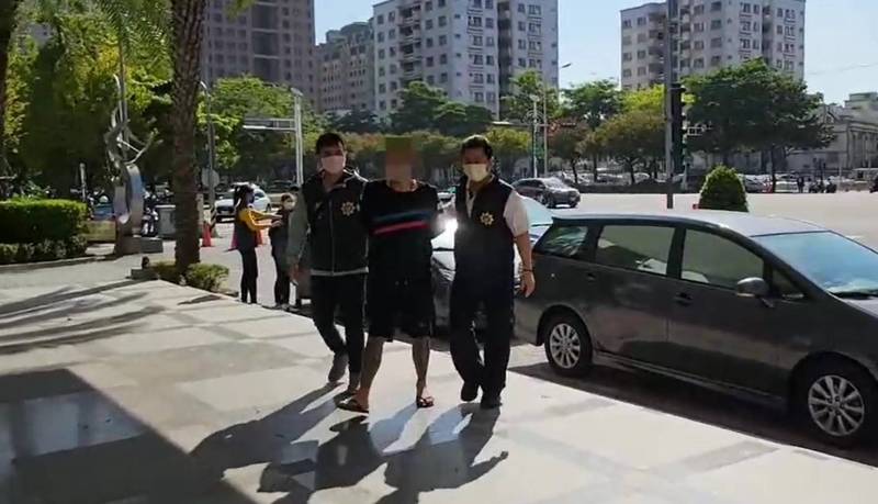 林男（圖中）下車後，二話不說持菜刀追砍打女人的施男。（翻攝畫面）