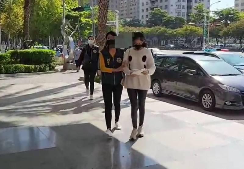 顏女(19歲,圖右)不堪被毆打,涉嫌找人追砍施姓前男友。(翻攝畫面)