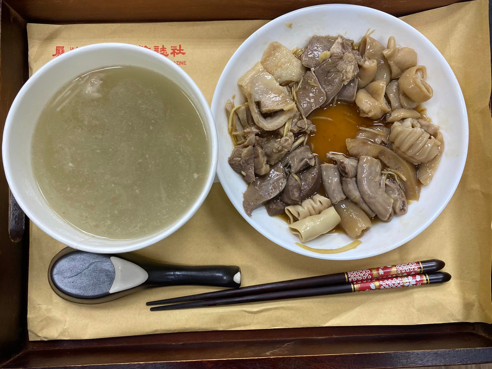 立委林為洲今曬出豬內臟全餐照片,並強調「但現在很安心,因為沒有萊劑風險」。(翻攝自林為洲臉書)