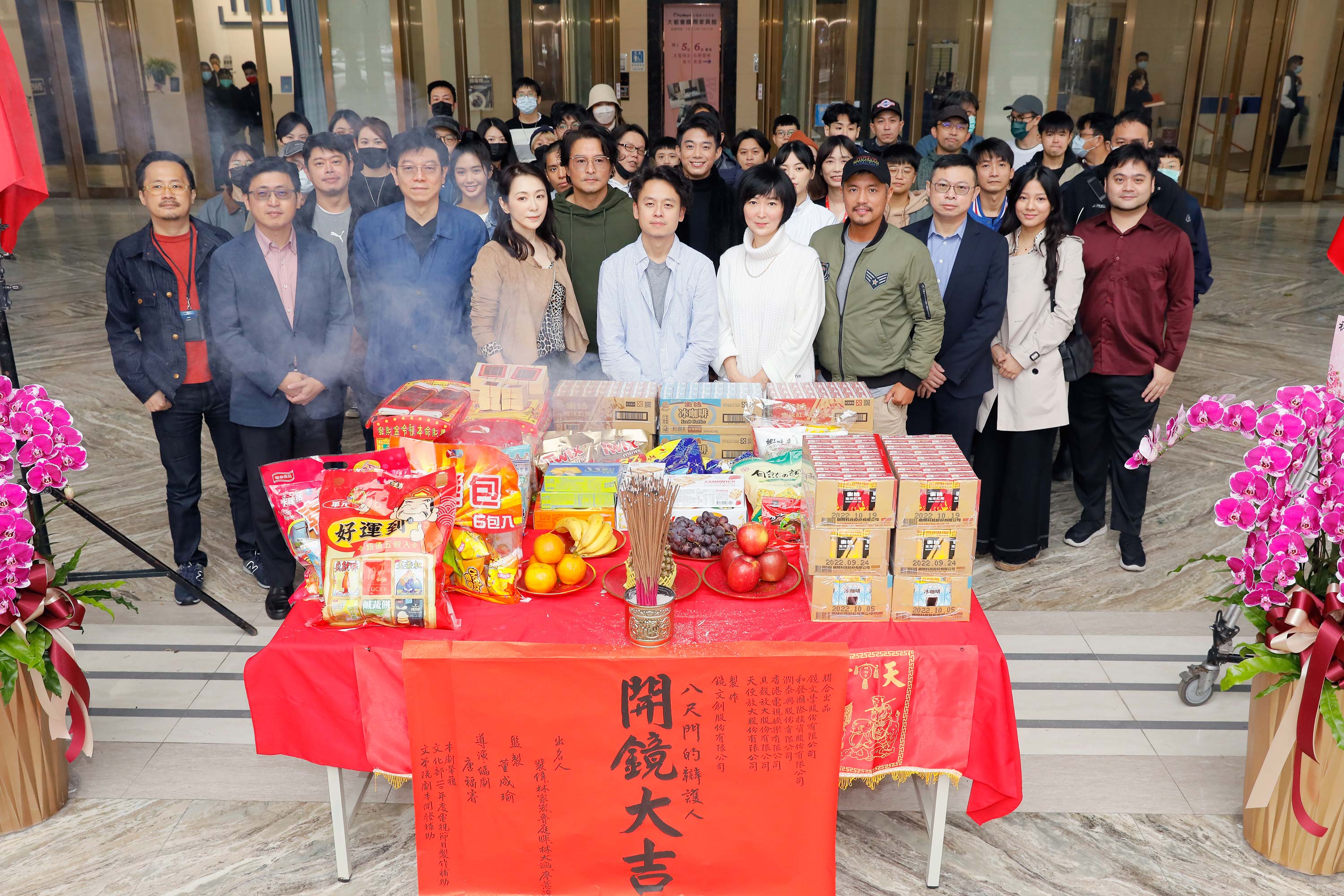 《八尺門的辯護人》今日於鏡文學辦公大樓前開鏡,總出品人裴偉(左3)、監製董成瑜(右5)、導演唐福睿(左5)、文策院副院長盧俊偉(左2)、投資方代表及演員群皆出席開鏡儀式。(鏡文學提供)