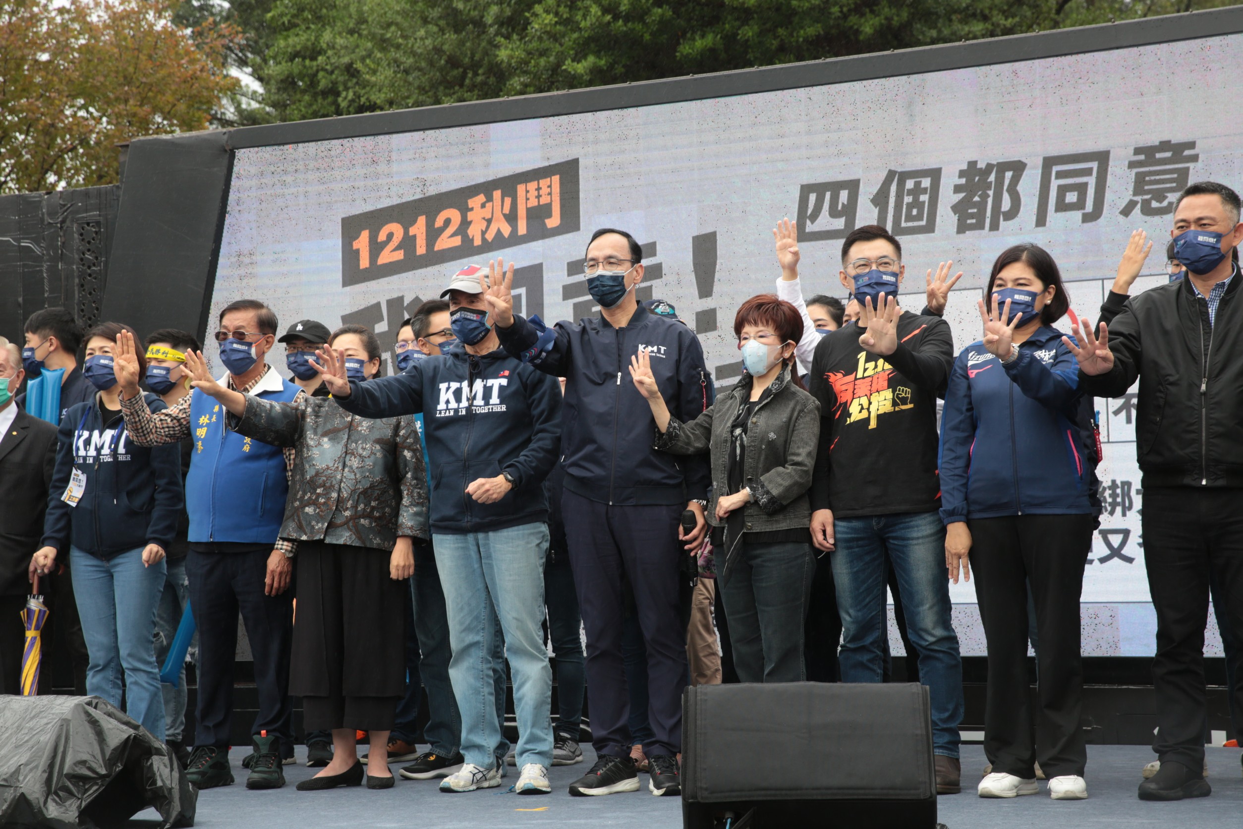 國民黨力推公投4案通過，多次號召上街造勢。圖為12日的秋鬥遊行。