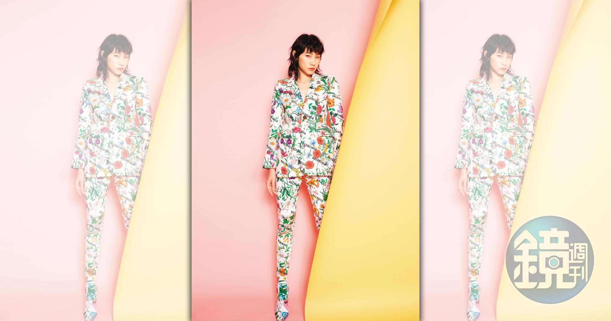 多色印花翻領單排扣夾克 NT$164,000 The hacker project by GUCCI;多色印花長靴褲 NT$152,000 The hacker project by GUCCI