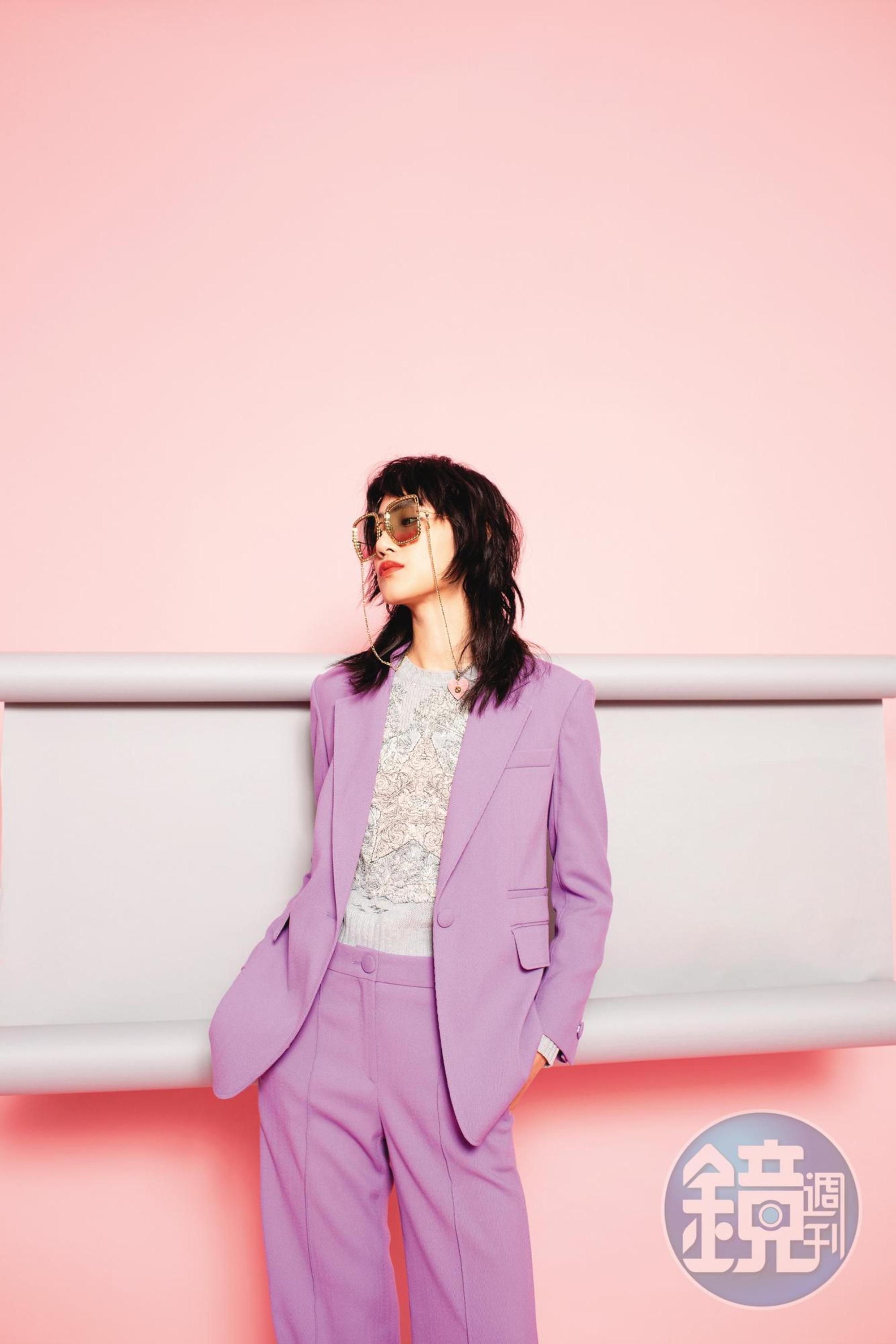 丁香紫色西裝外套 NT$16,900 by BOSS;Chez Moi金絲線針織衫 NT$71,000 by DIOR;丁香紫色長褲 NT$9,900 by BOSS;金色邊框粉藍色漸層鍊帶墨鏡 NT$13,300 by GUCCI。