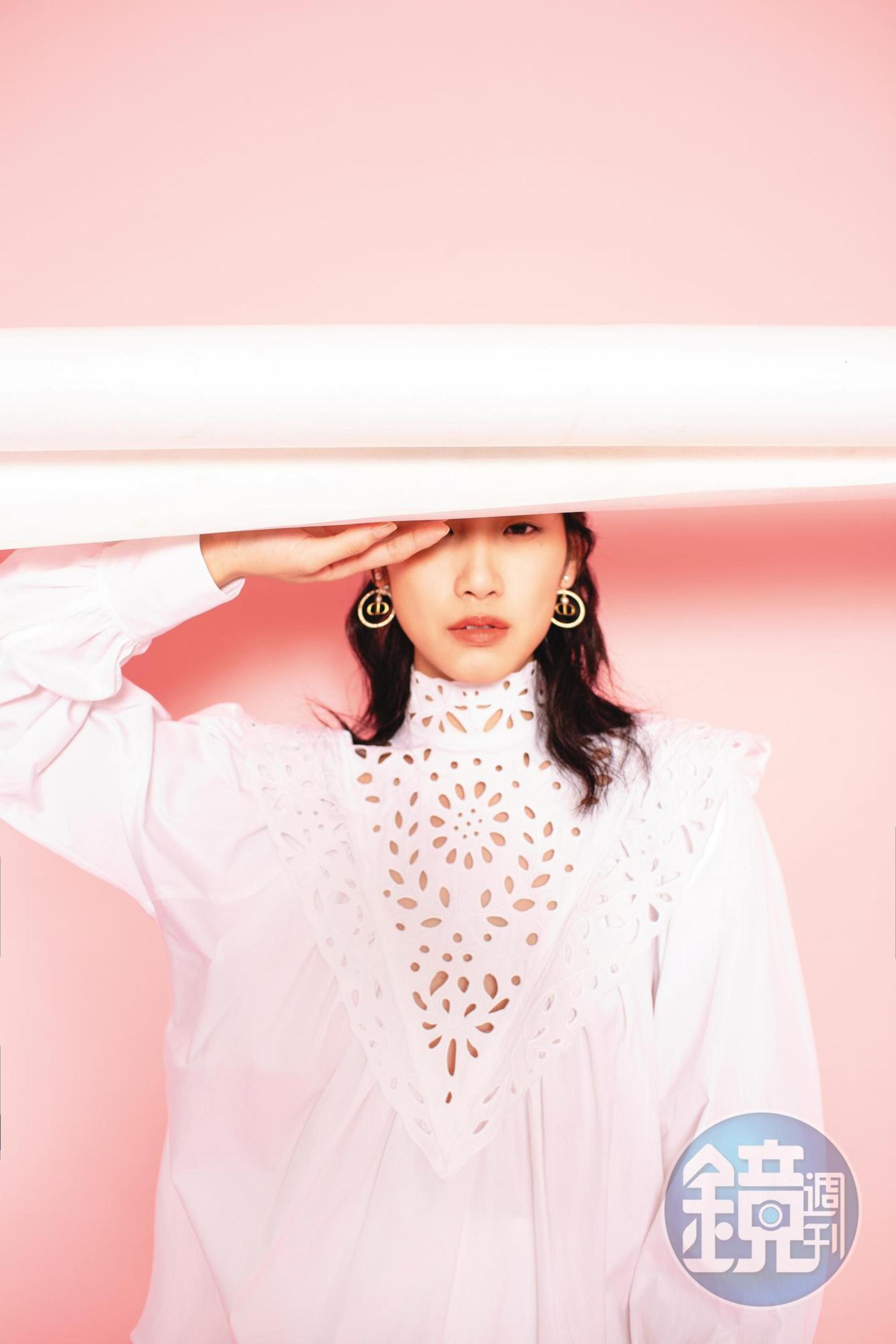 白色英式刺繡上衣 NT$78,000 by Chloé;Tribales CD金屬珍珠耳環 NT$27,500 by DIOR。