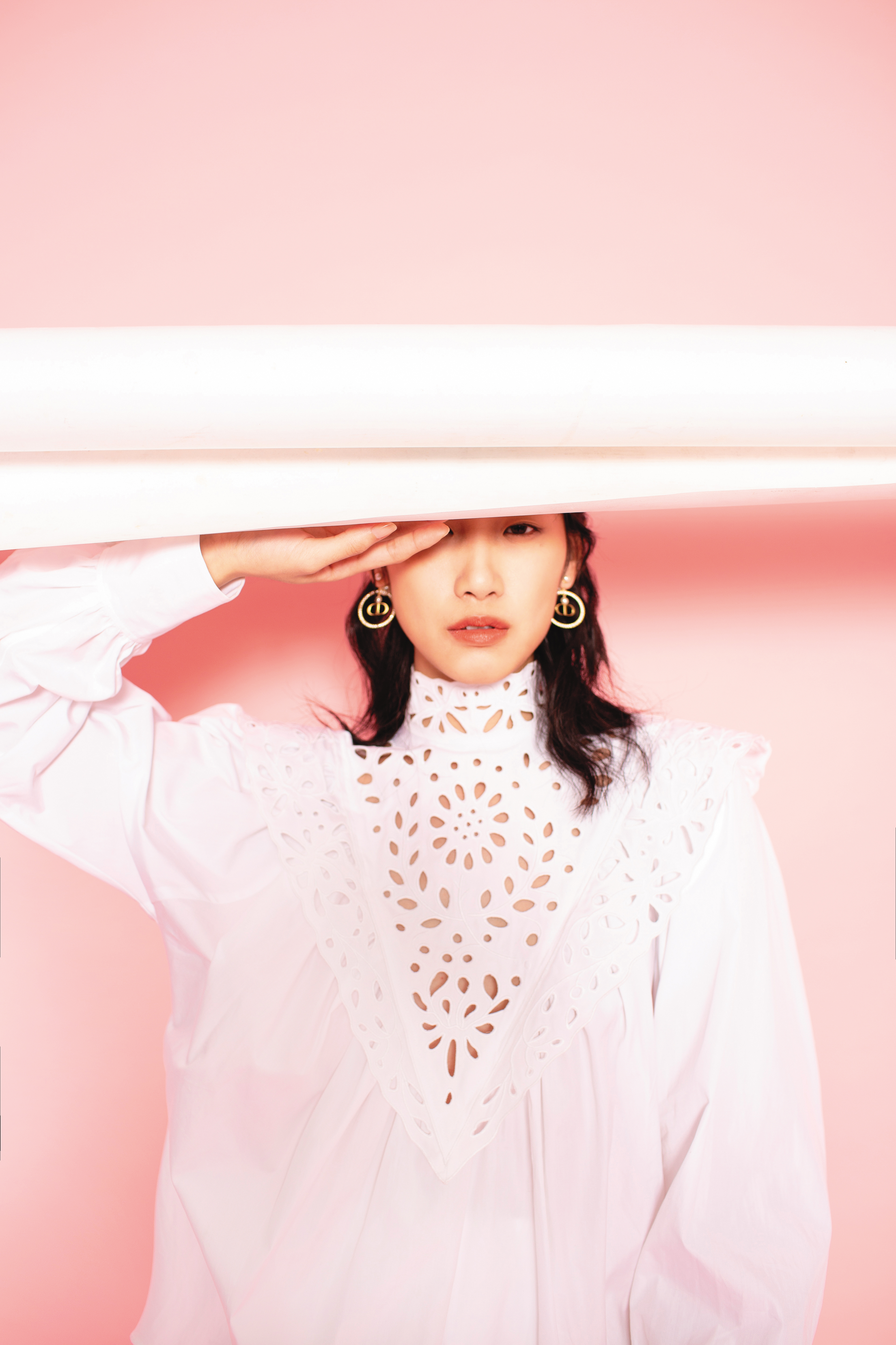 白色英式刺繡上衣 NT$78,000 by Chloé；Tribales CD金屬珍珠耳環 NT$27,500 by DIOR。