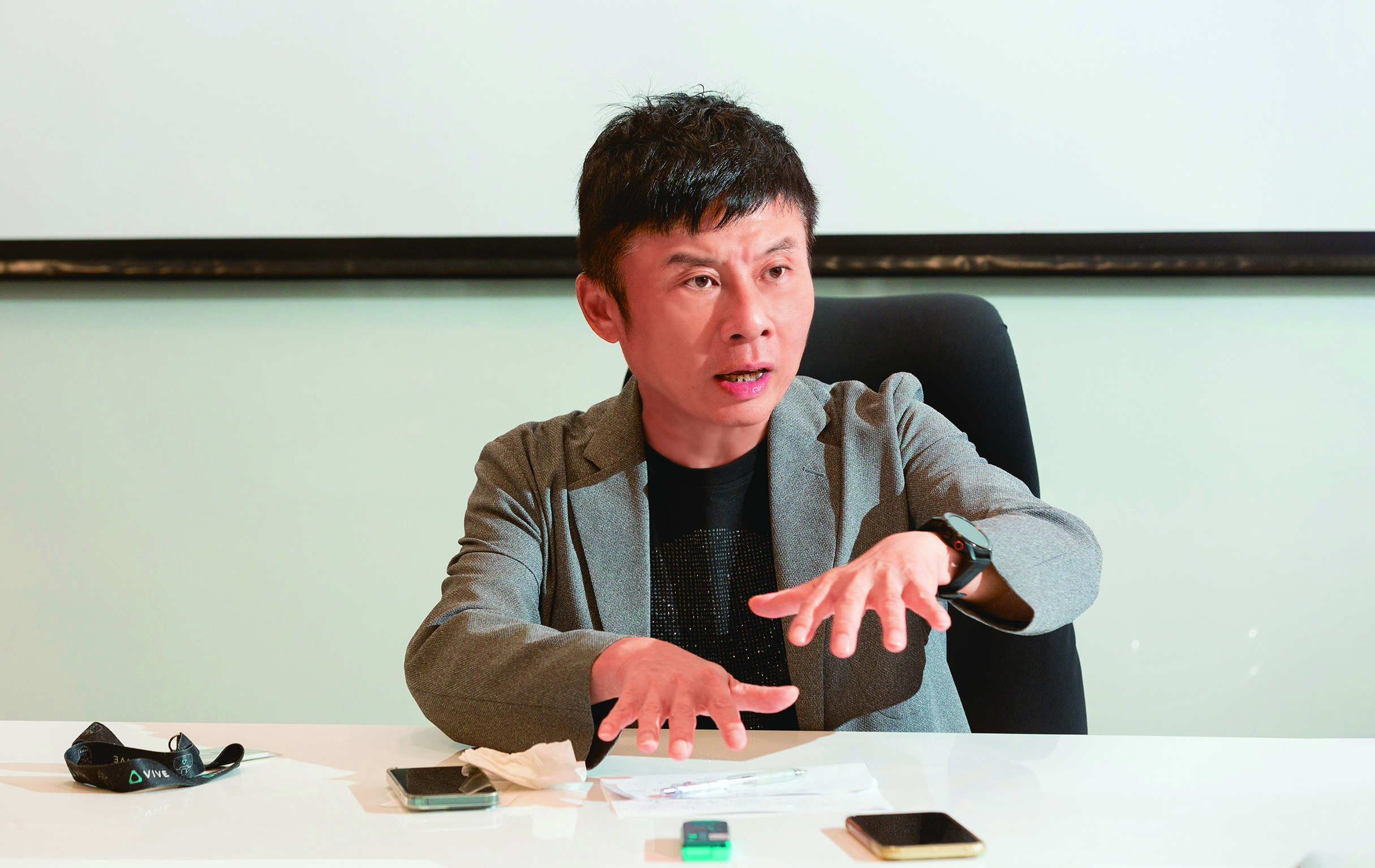 劉思銘表示，藝人要求高規格的美術製作，因此需要更高的技術等級，預估未來辦一場全息演唱會的成本達2、3千萬元。