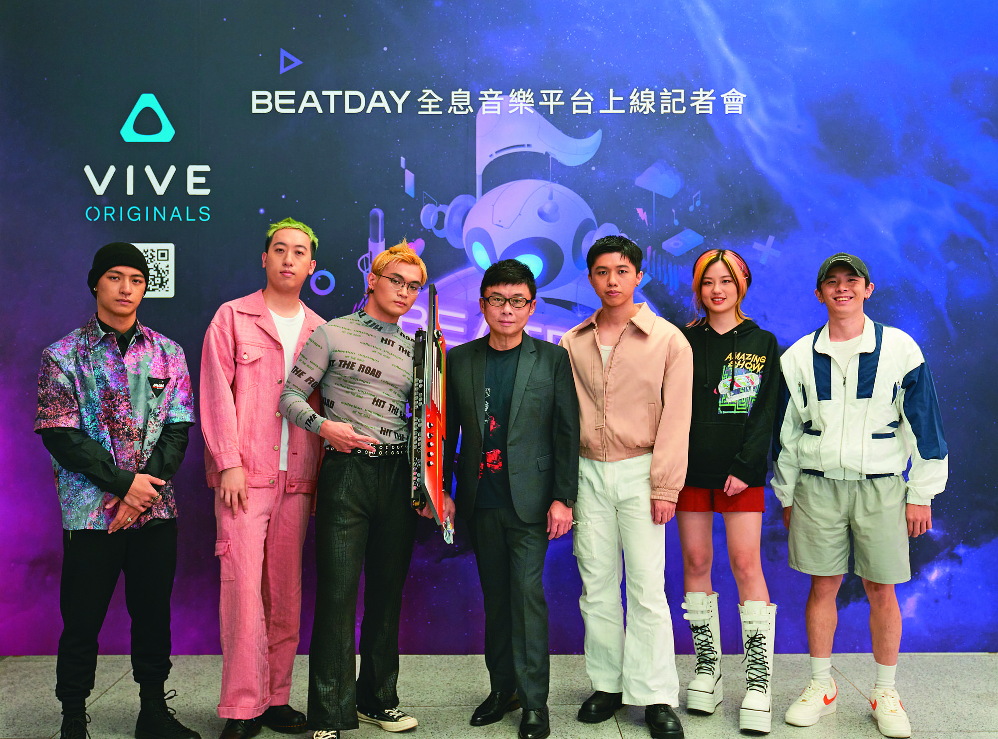 BEATDAY日前舉行美秀集團全息演唱會封測專場，劉思銘（右四）與藝人吳霏（左一）、美秀集團成員修齊（左二）、狗柏（左三）、冠佑（右三）婷文（右二）和鍾錡（右一）出席記者會。（ HTC VIVE ORIGINALS提供） 