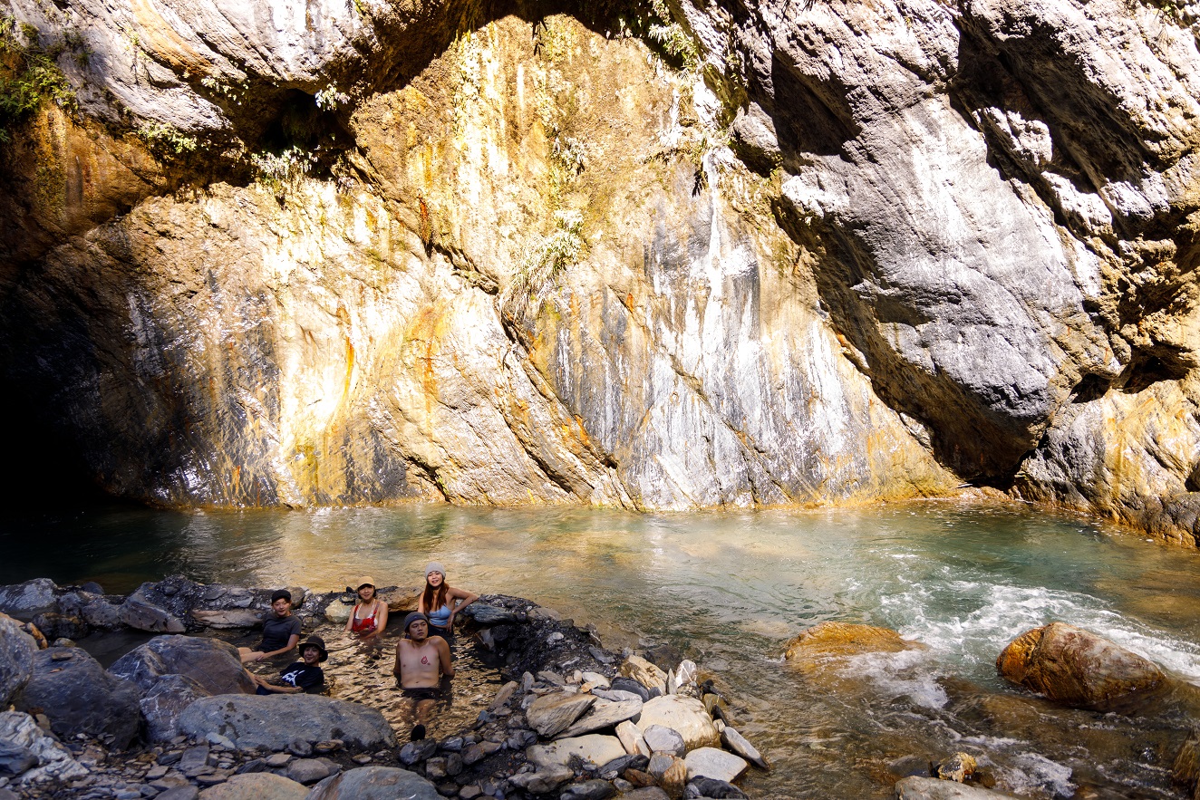萬大北溪溫泉最美的天然泉池，石壁上剛好有陽光灑落。