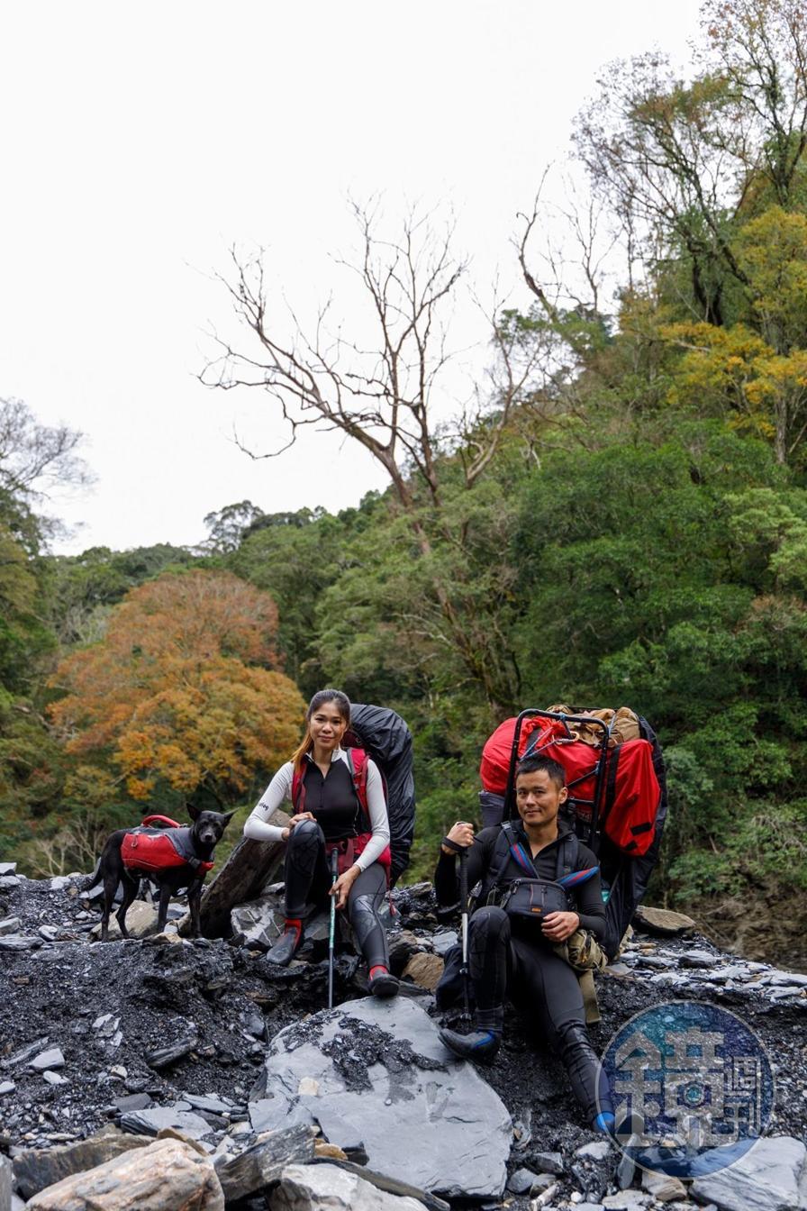 「山、水與浪人」的嚮導揹了40公斤裝備入山。
