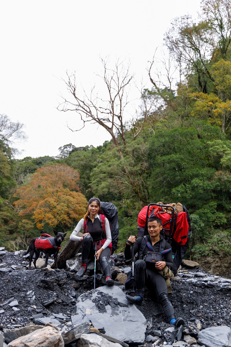「山、水與浪人」的嚮導揹了40公斤裝備入山。