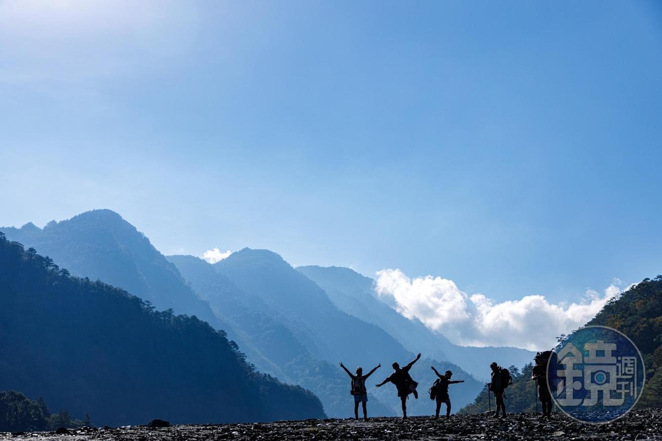 山巒層層交疊，非常美。