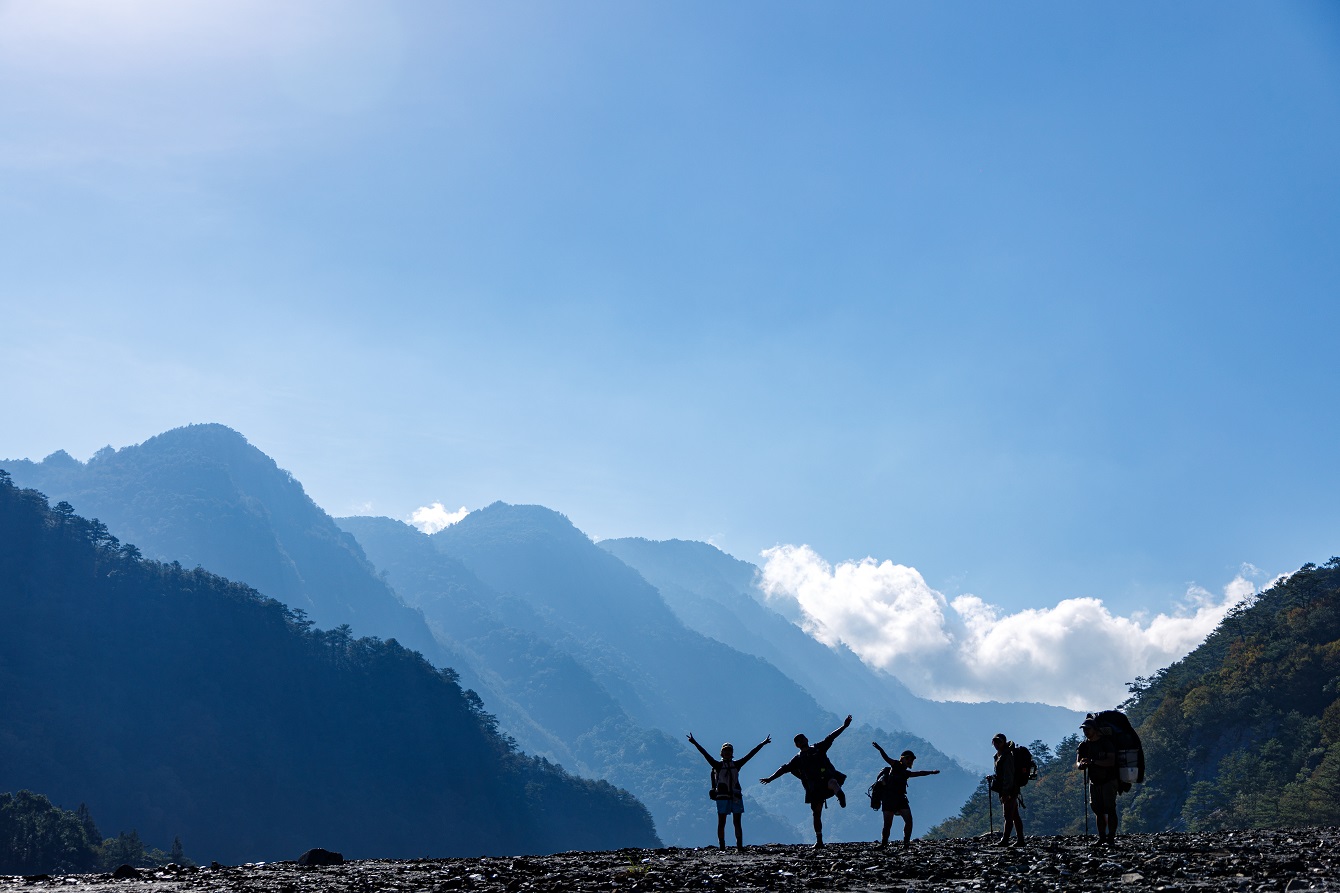 山巒層層交疊，非常美。