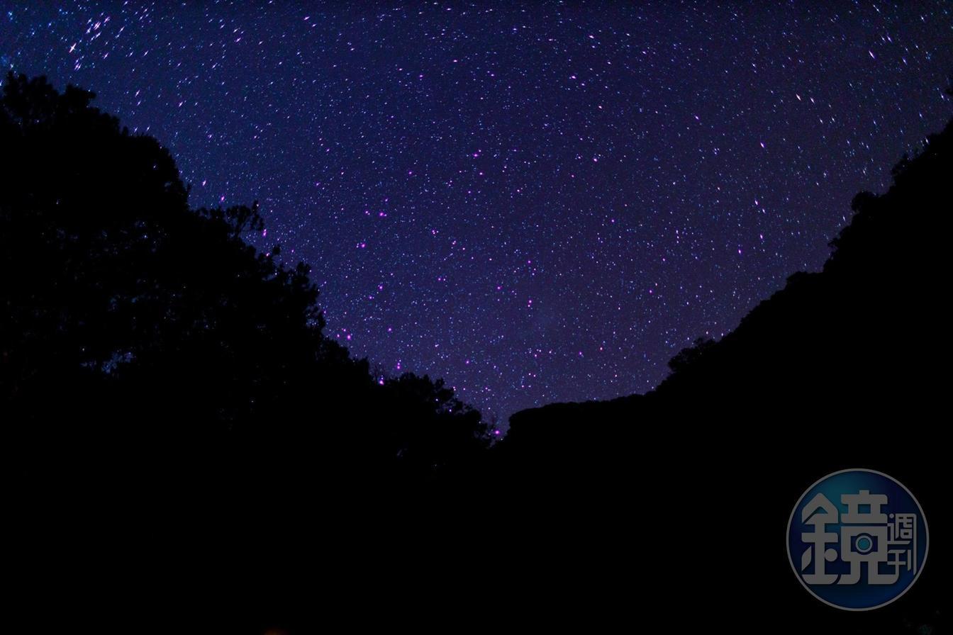 夜晚的星光亮得讓人移不開眼睛。