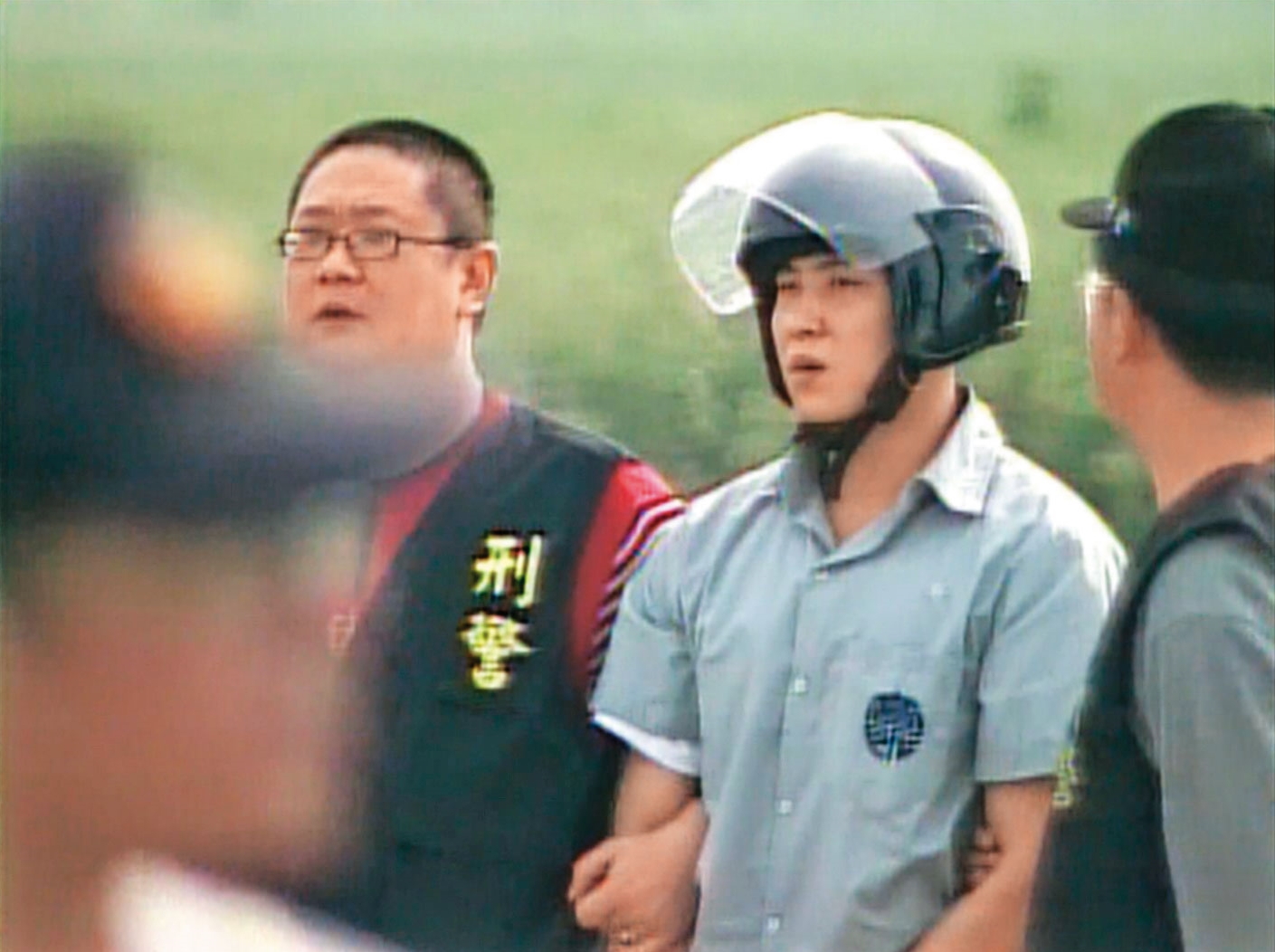 顏男投案後,被警方帶回案發現場進行模擬。(東森新聞提供)