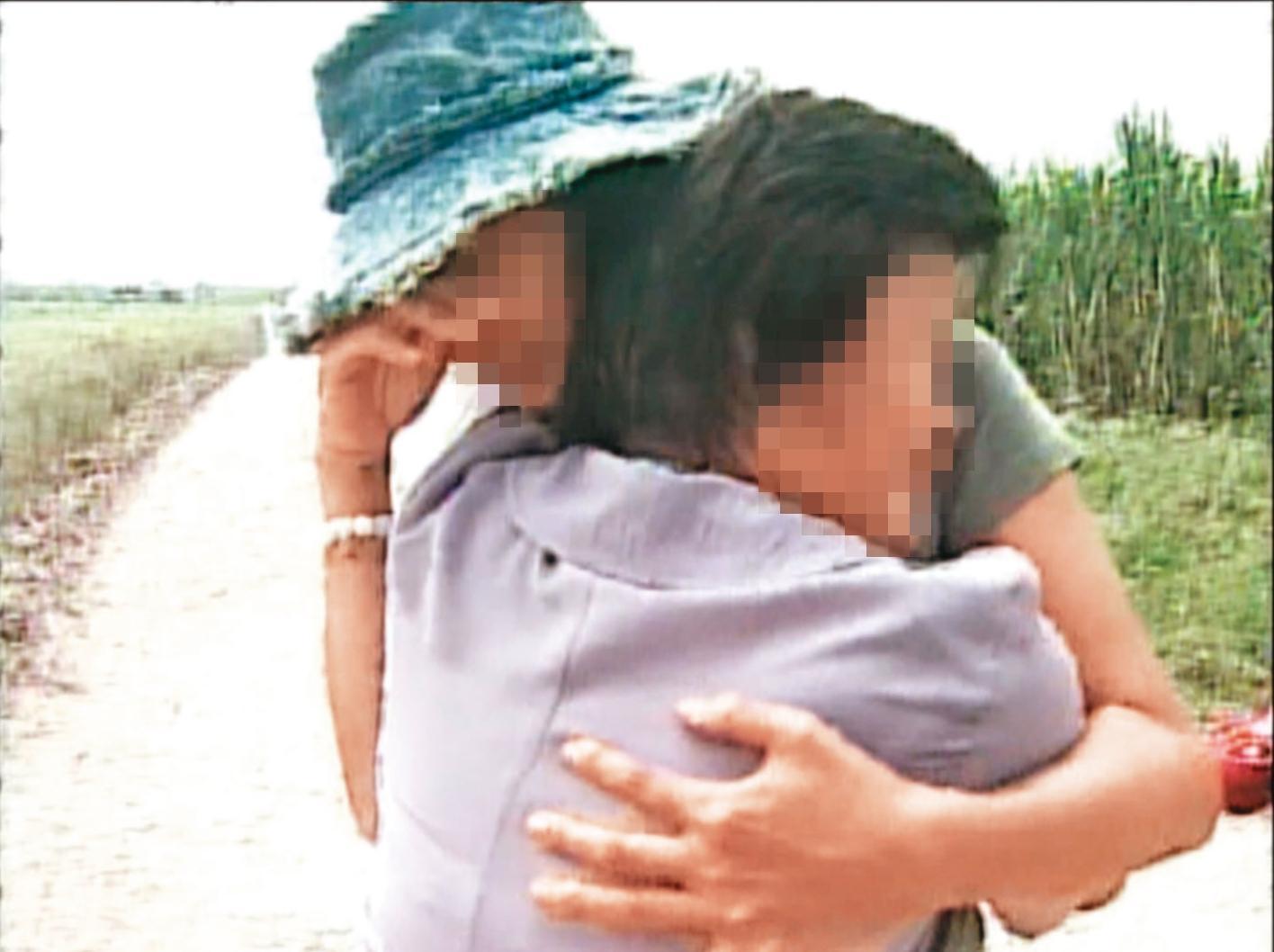死者的乾媽疑似被死者附身，發出神似死者的聲音，還抱著死者母親痛哭。（東森新聞提供）