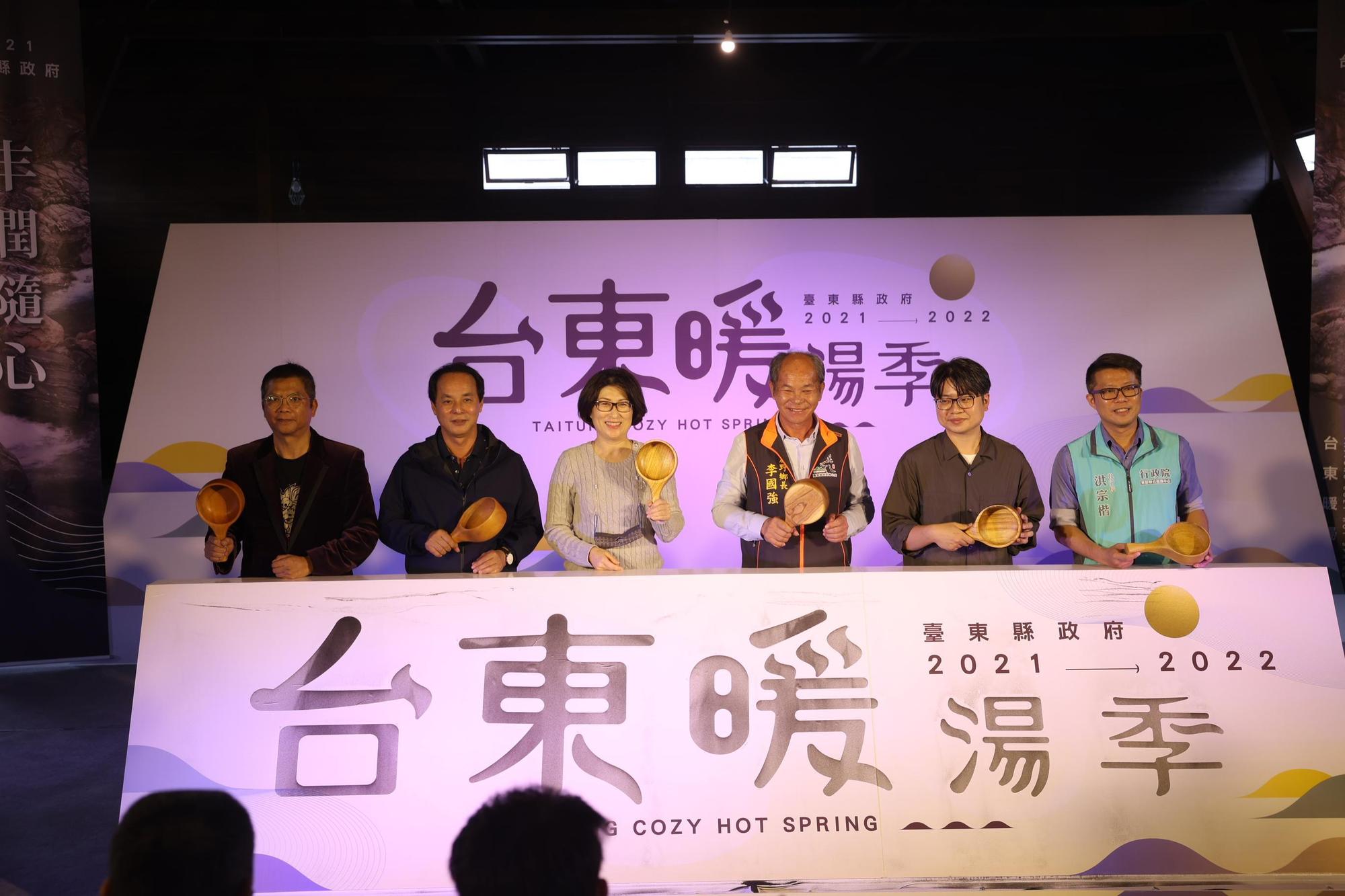 台東暖季記者會，左起攝影師曾進發、卑南鄉長許文獻、台東縣長饒慶鈴、鹿野鄉長李國強、攝影師阿默、行政院東部聯合中心執行長洪宗楷。