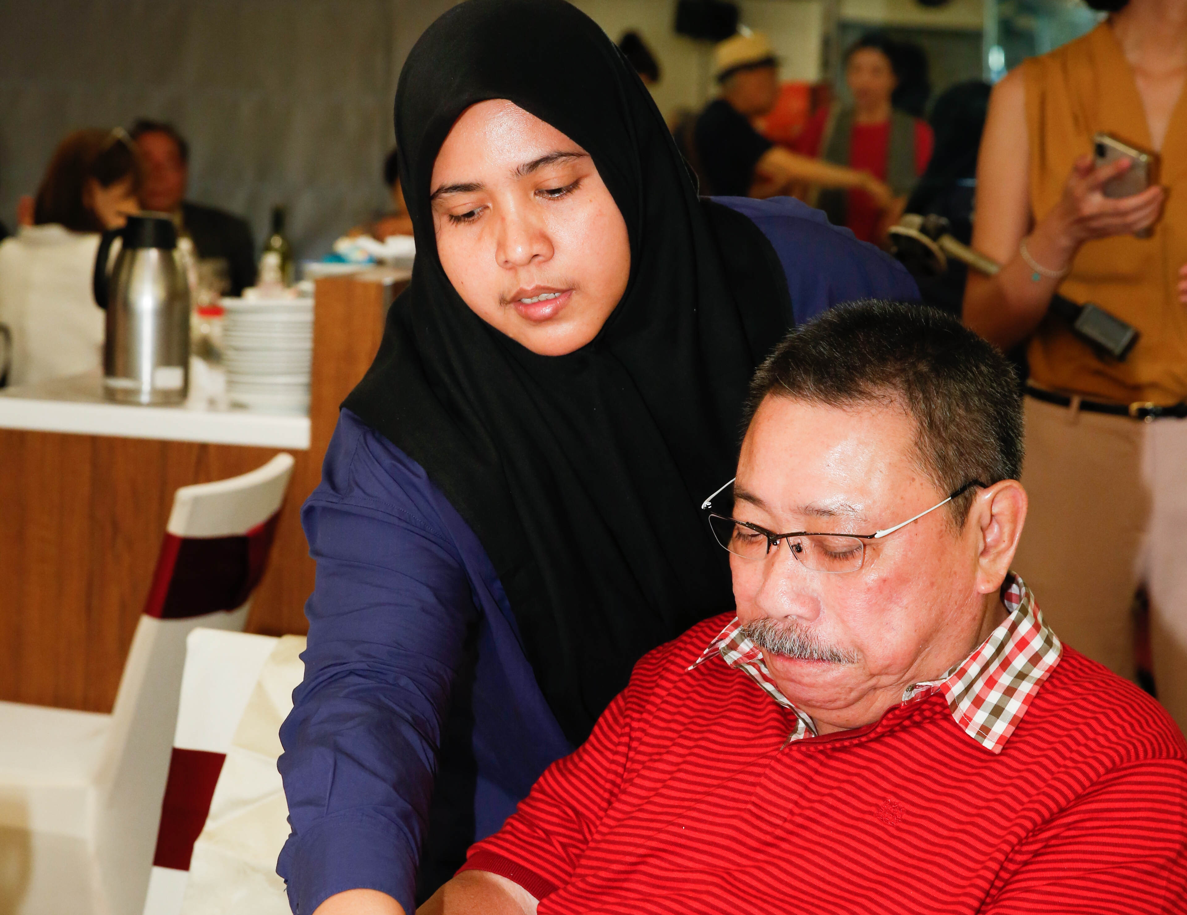 陳松勇一生多情卻未婚，他與照顧他的印尼看護情同父女，還承諾自己死後會留200萬遺產給對方。