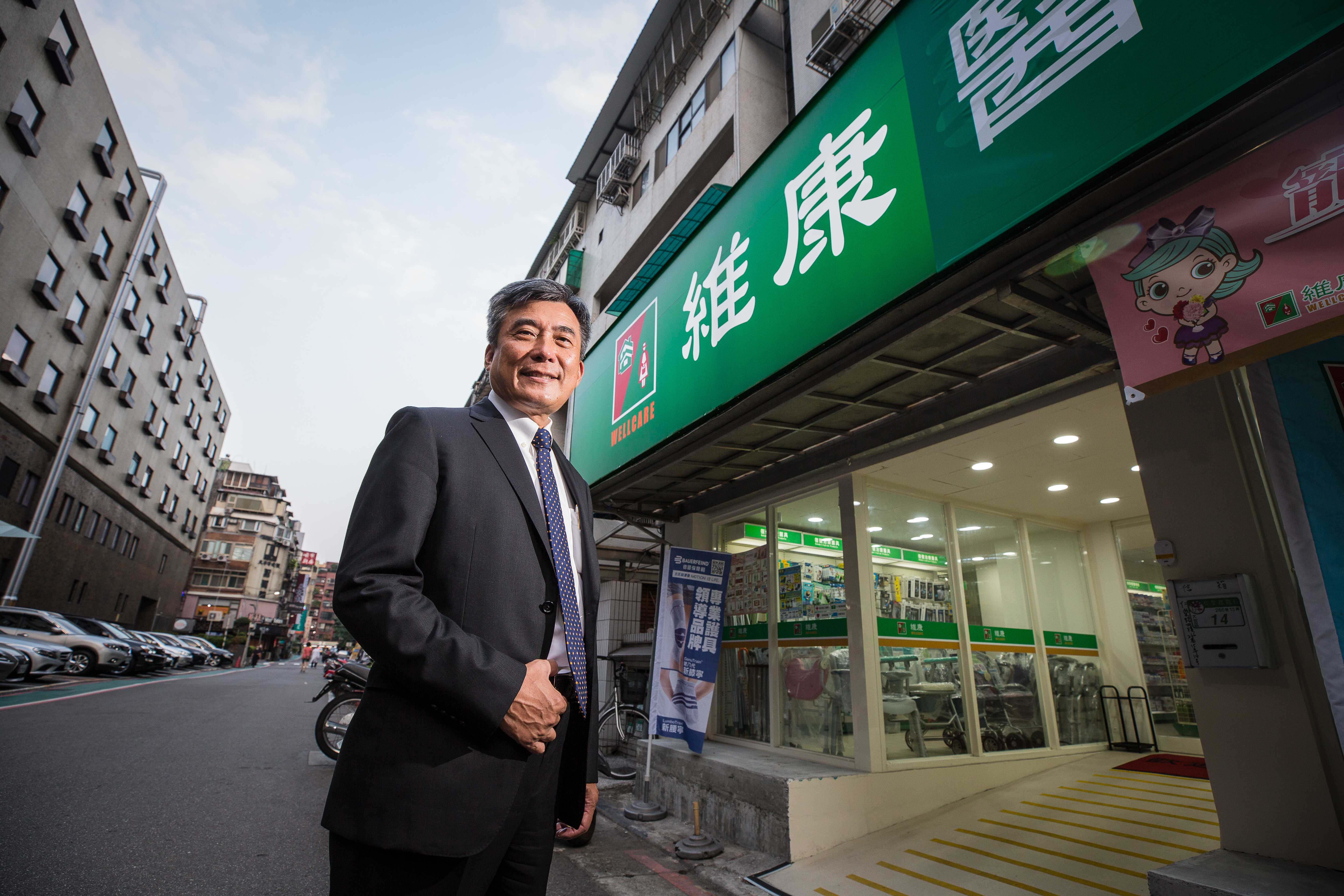 賴調元首創在醫院開維康醫療用品，提供醫療布服製作、租賃到洗滌一條龍服務，成為台灣最大醫療後勤王。