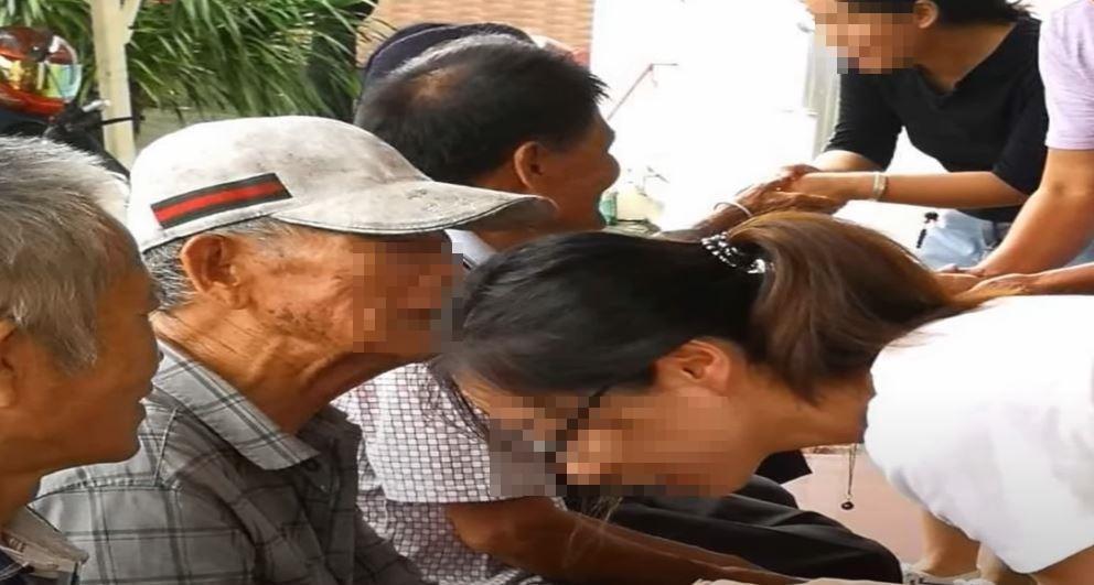 中國近來「陪睡保姆」亂象引發爭議,服侍老人的女子多為40至60歲不等。(翻攝Youtube)