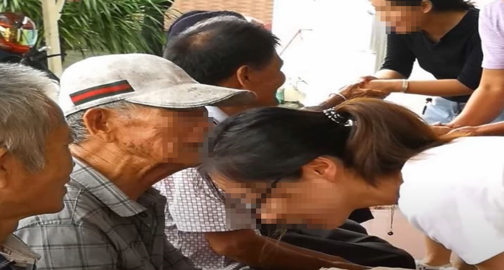 中國近來「陪睡保姆」亂象引發爭議，服侍老人的女子多為40至60歲不等。（翻攝Youtube）