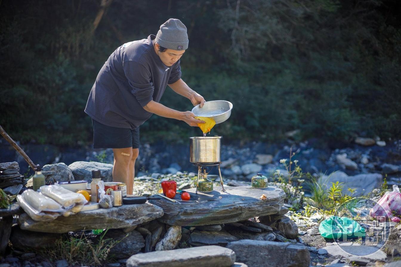 只需要登山瓦斯爐就能煮各種料理的主廚林擠米。