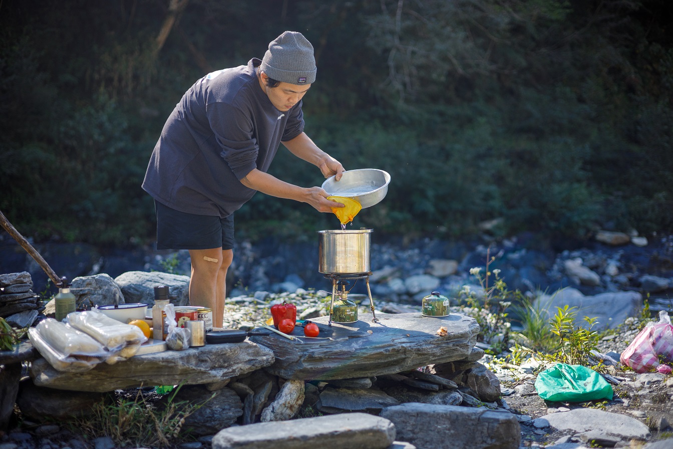 只需要登山瓦斯爐就能煮各種料理的主廚林擠米。