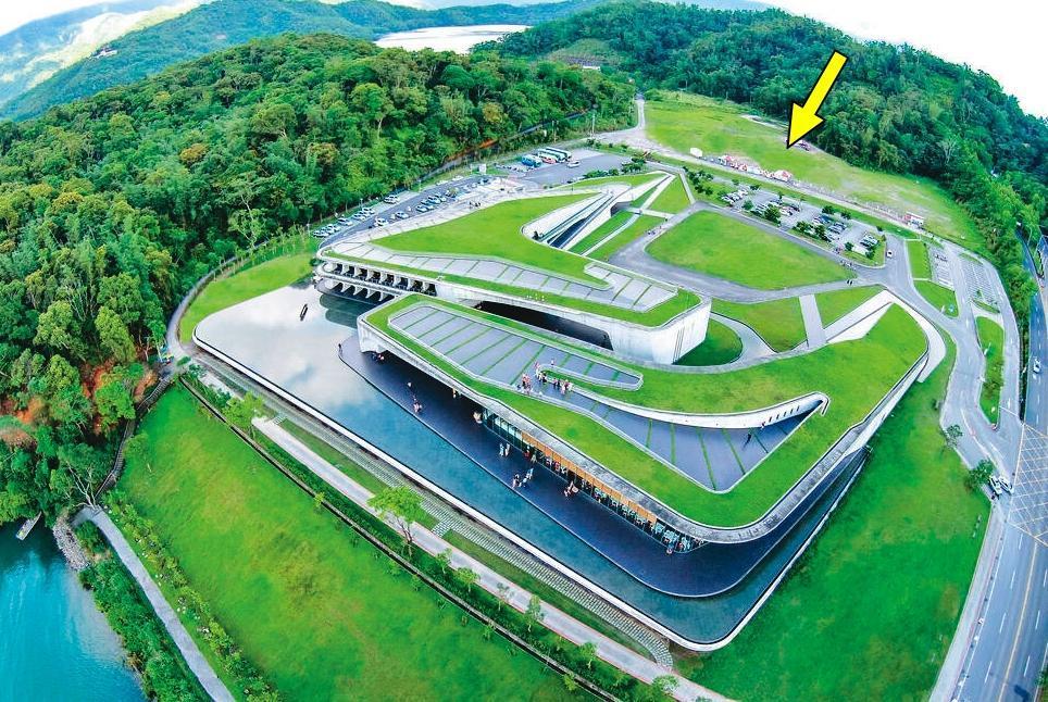日月潭向山觀光旅館BOT案預定地（箭頭處），緊鄰向山遊客中心及全球最美自行車步道之一的日月潭自行車道，位置極佳。（日管處提供）