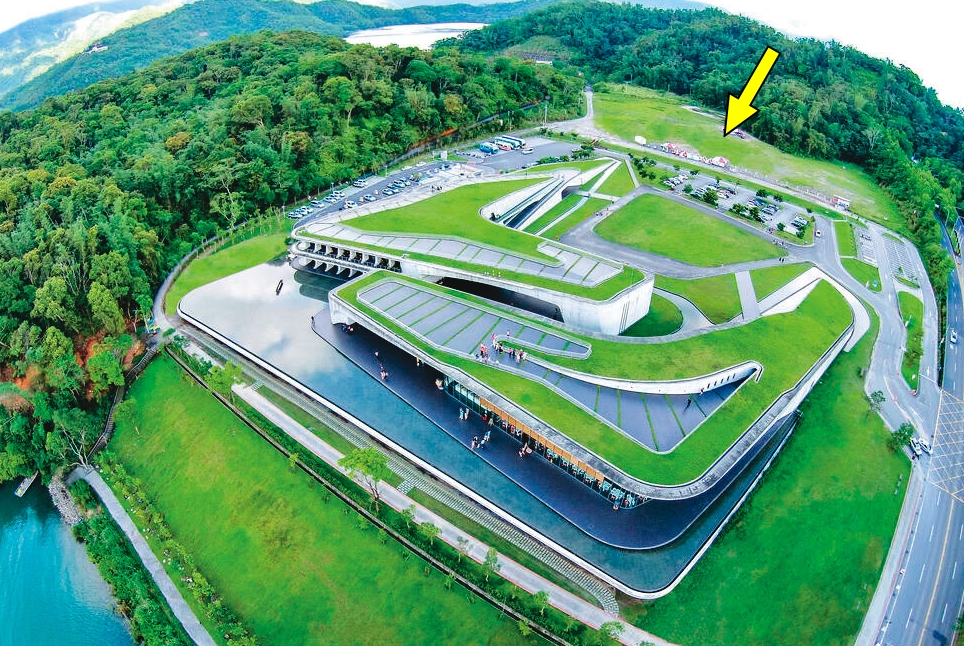 日月潭向山觀光旅館BOT案預定地（箭頭處），緊鄰向山遊客中心及全球最美自行車步道之一的日月潭自行車道，位置極佳。（日管處提供）
