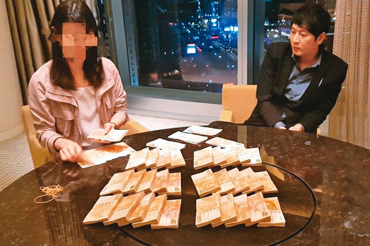 有台灣賭神之稱的小古（右）宣稱，團隊有超過新台幣11億元卡在太陽城。（讀者提供）