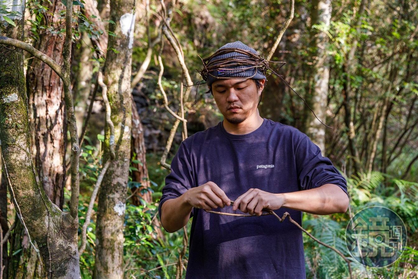擠米找來樹藤，纏繞在頭上。